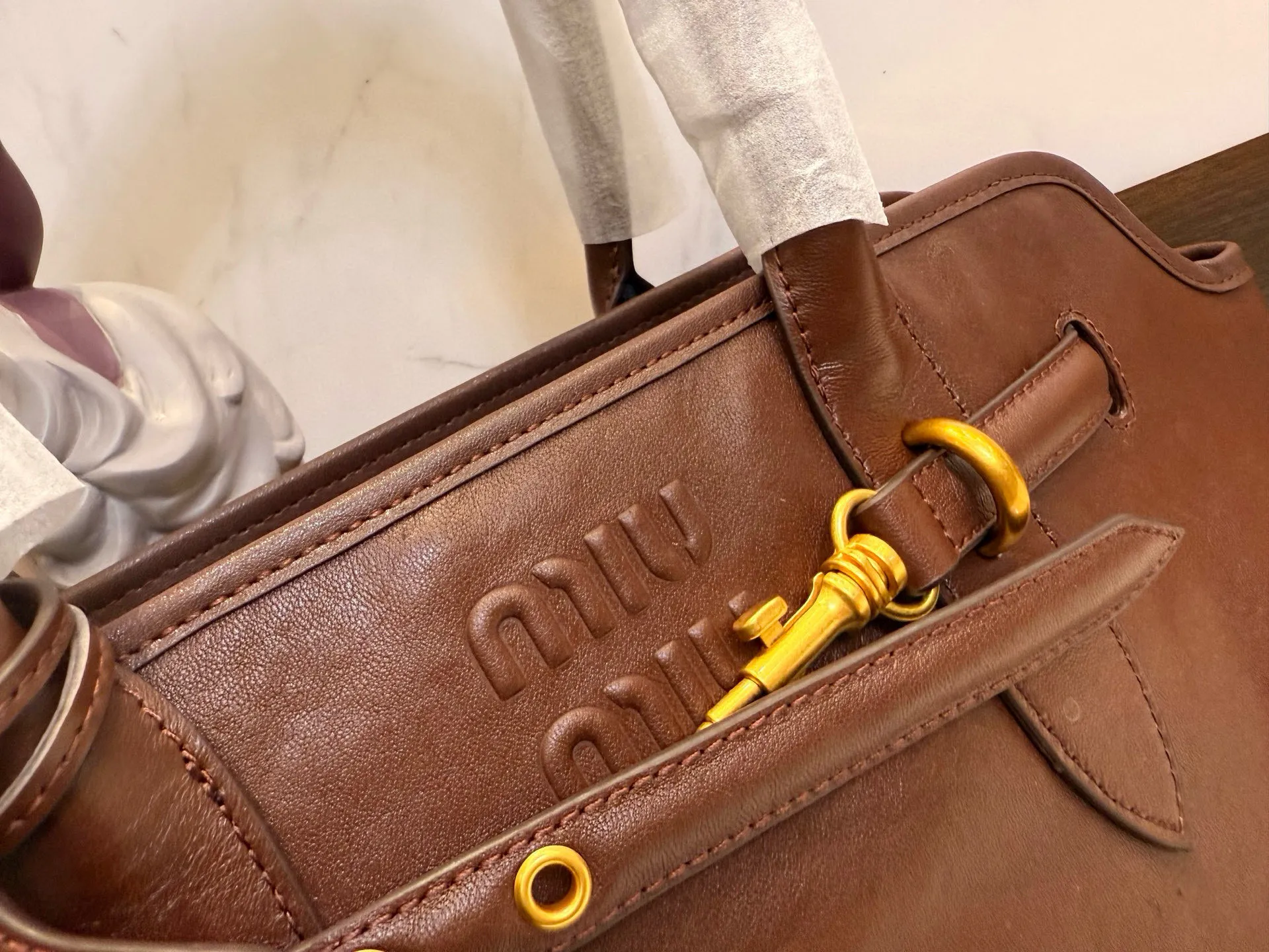 📢📢📢p275 牛皮 MiuMiu期待已久的2025.秀款 中古包.快来围观吧 2025秋冬系列包包 简洁利落的设计 凸显功能性 实用主义 柔软舒服的触感 彰显 MiuMiu 女性愈加自信，务实，前卫和酷炫的态度 尺寸：44*14*22cm