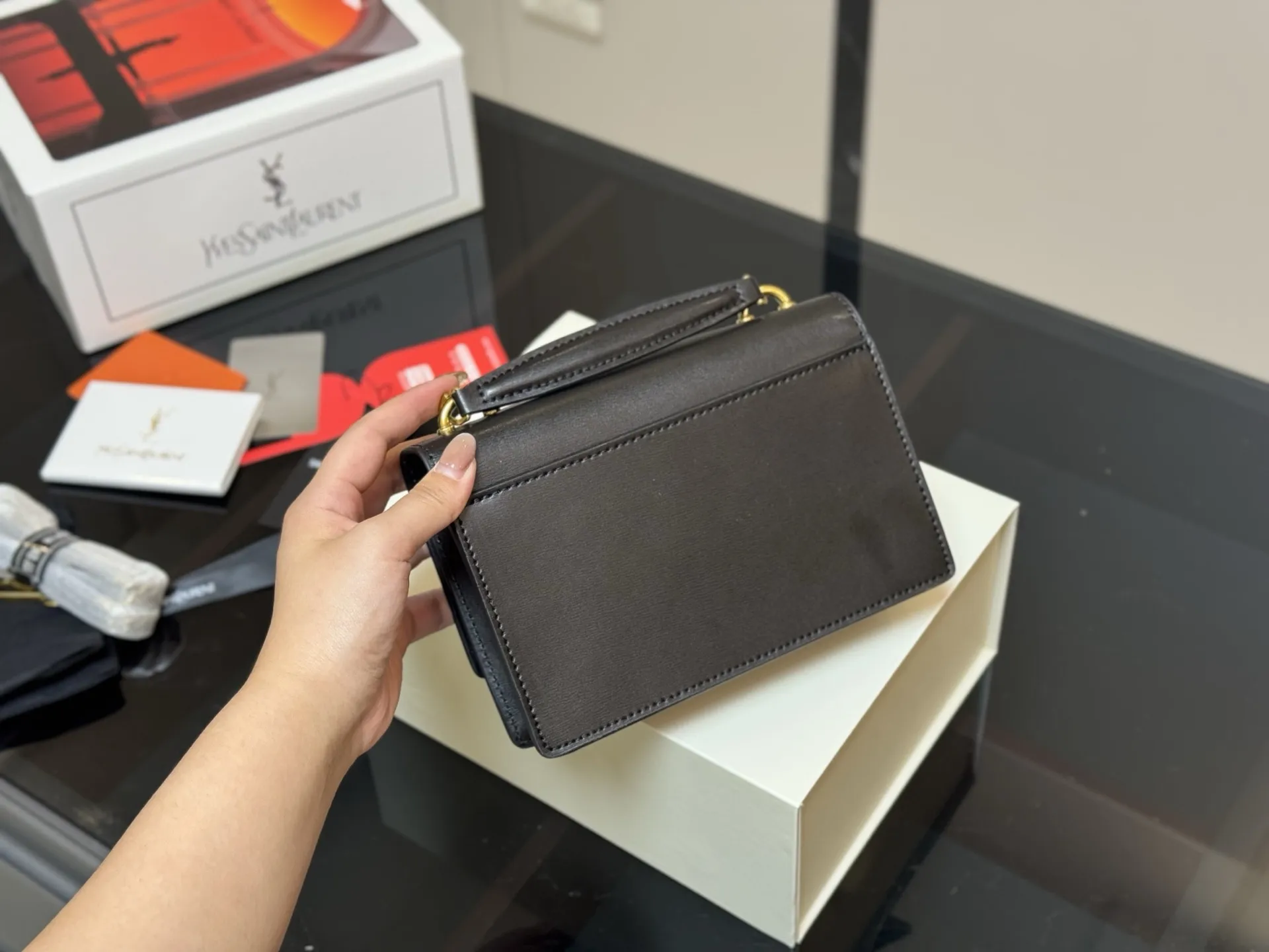 &yen;180 牛皮版本 配全套包装 圣罗兰王子文同款 无敌经典款牙签纹sunset日落包原厂皮版本！ 出了这么长时间热度依然不减， 可见它受人喜欢的程度非同一般！ 力求无穷大的接近正品， 高品质却不高价，心动不如马上行动！ 尺寸：19.13cm