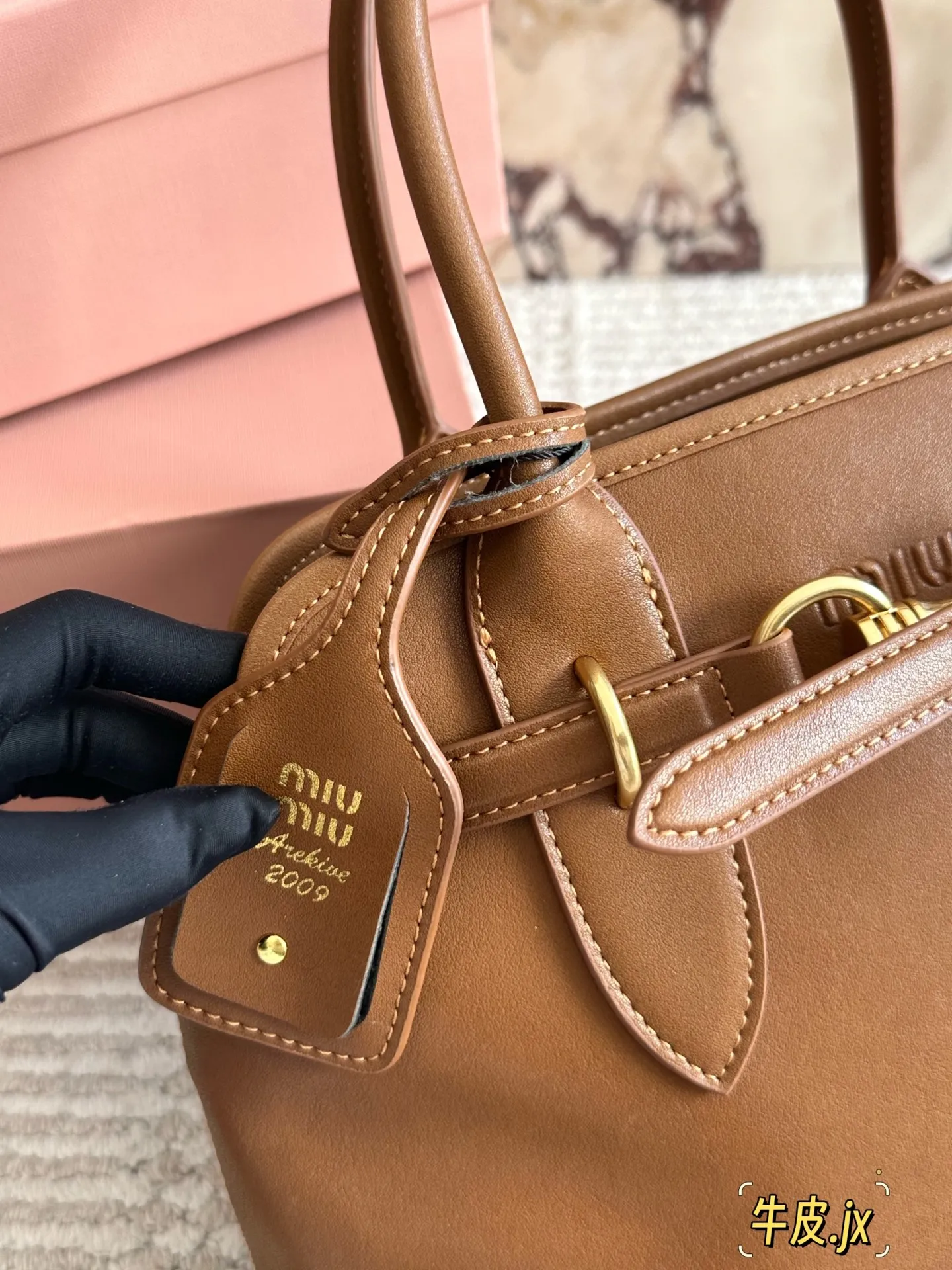 p250 原版皮 miumiu复古Aventure系列贝壳包 Aventure系列贝壳手提/斜挎包.上线啦! 24ss最流行款式，做旧褪色感的皮革颜色与质地，配上金属皮带搭扣高级又复古，采用小牛皮制作的包身设计精致，方正复古的造型 手提腋下斜挎包随意切换! 优雅通勤超好穿快快加入miu女孩吧! 尺寸:33 21cm复古包#牛皮包包