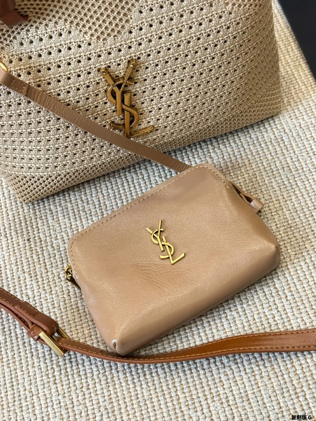 p215 YSL Oxalis拉菲草编织包 圣罗兰 YSL 草编托特包 夏天必备拉菲草单品 清清爽爽 简约时尚 通勤日常皆可的百搭神器 尺寸20 15cm
