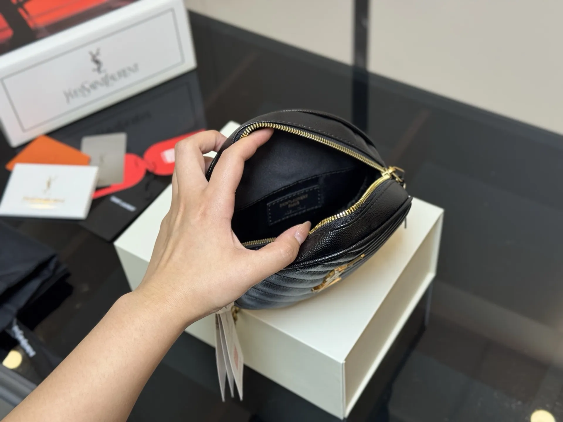 &yen;140 配折叠盒飞机盒 size：17.17cm 圣罗兰 圆饼包 鱼子酱看起来质感特别好！ 耐磨耐用！ 🉑️斜挎🉑️