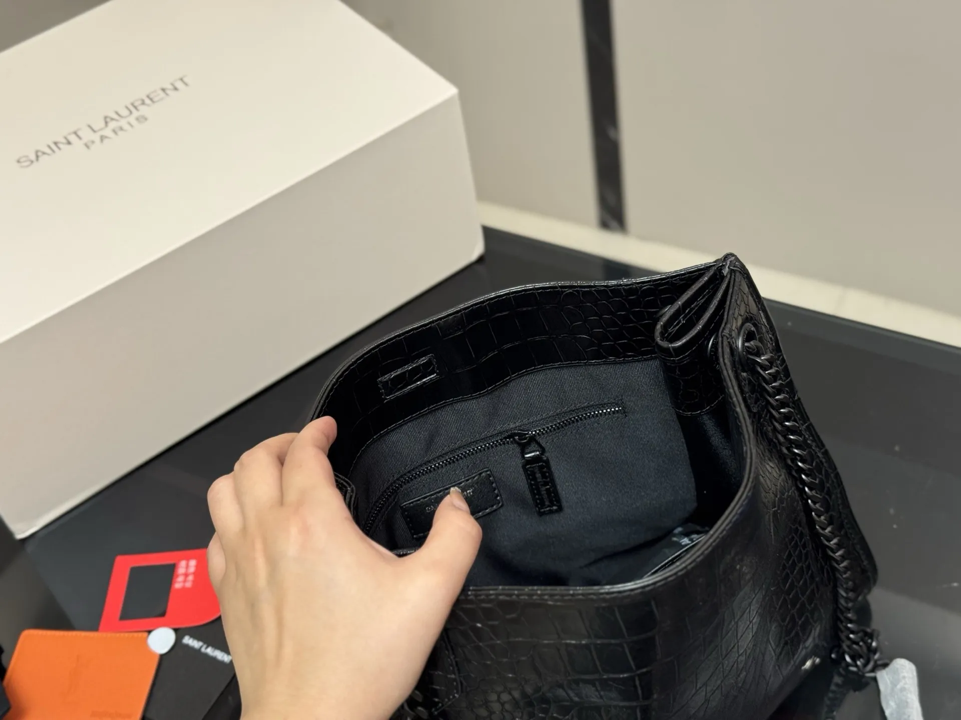 ¥200 配全套包装 size:32*27 圣罗兰的托特包 抓皱油蜡牛皮 niki shopping bag 很不一样杨树林 niki和这款托特确实是别出心裁的设计有种莫名其妙的时髦