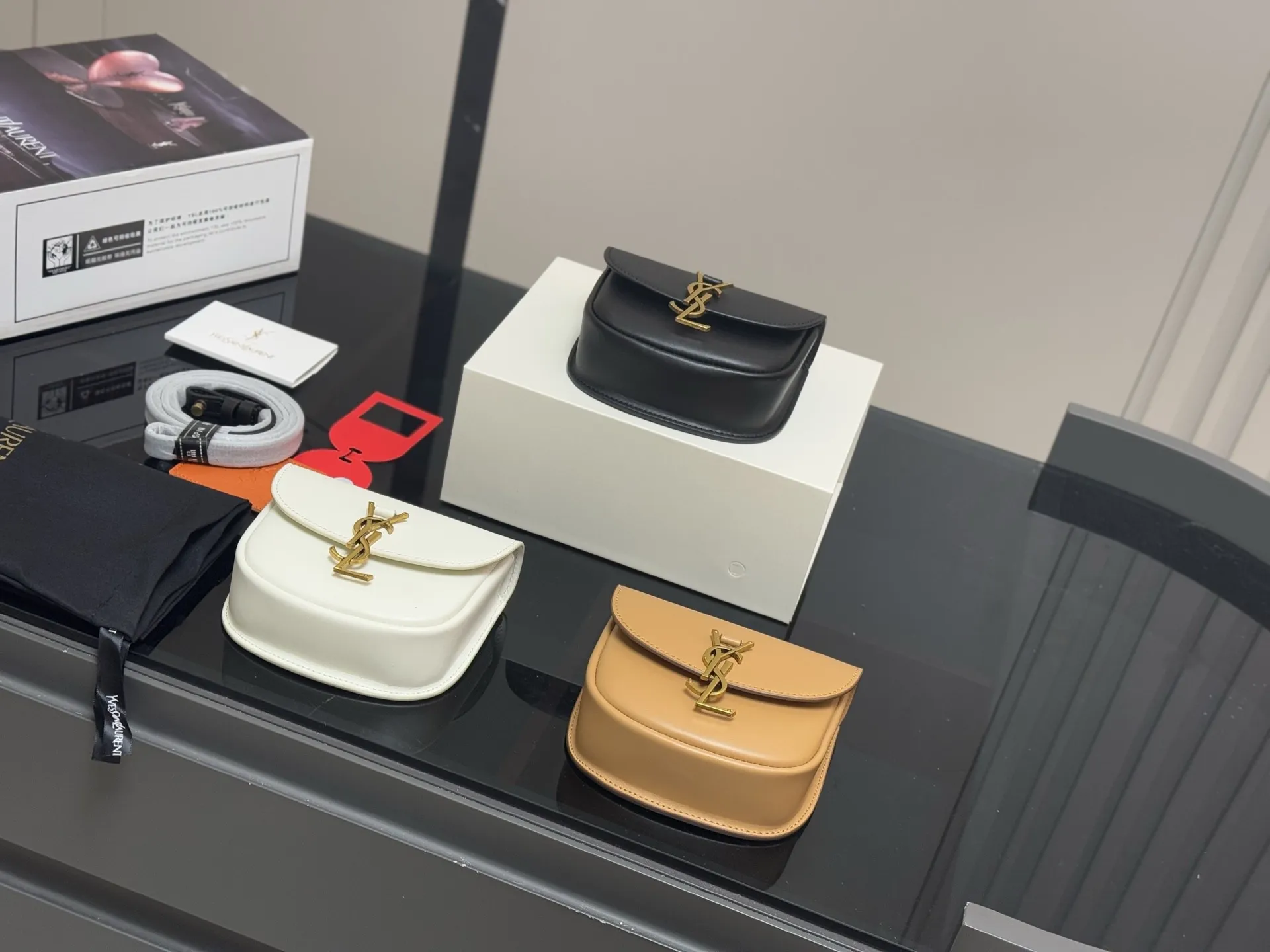 &yen;140 配折叠盒飞机盒 尺寸:17cm 圣罗兰 Kala马鞍 很好看啊啊啊 这款绝对是ysl的鼻祖！ 牛皮品质！ 太STALY！