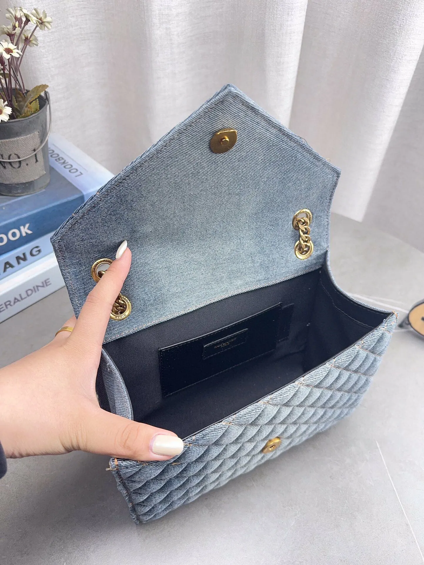 折叠飞机礼盒包装 高品质YSL圣罗兰牛仔链条信封包 简约才是百搭公式。 复古又时髦,妥妥的街拍神器。 出街通勤都可。 容量很大,可肩背、斜挎。 搭配很显高级感。 是帅气女孩不可缺少的一款经典存在。 尺寸24*17cm p185