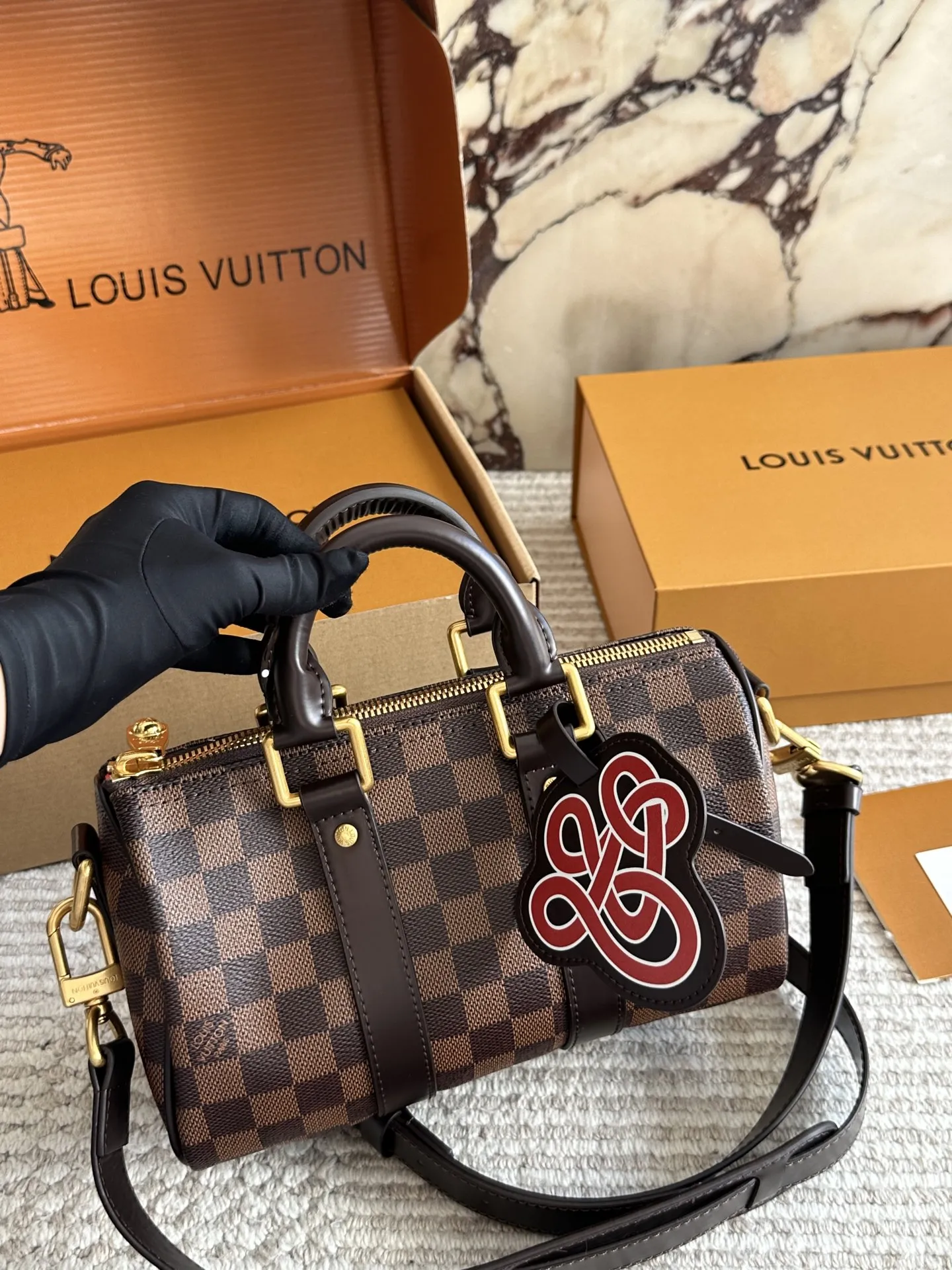 &yen;220 Lv X Nigo Keepall xs 21 枕头包 手袋是一款理想的都市手袋。 标志性的造型与经典的 Monogram 帆布，加之多种携带方式和奢华的天然牛皮饰边为该包平添一份时尚前卫之感。尺寸：25 14cm全套礼盒