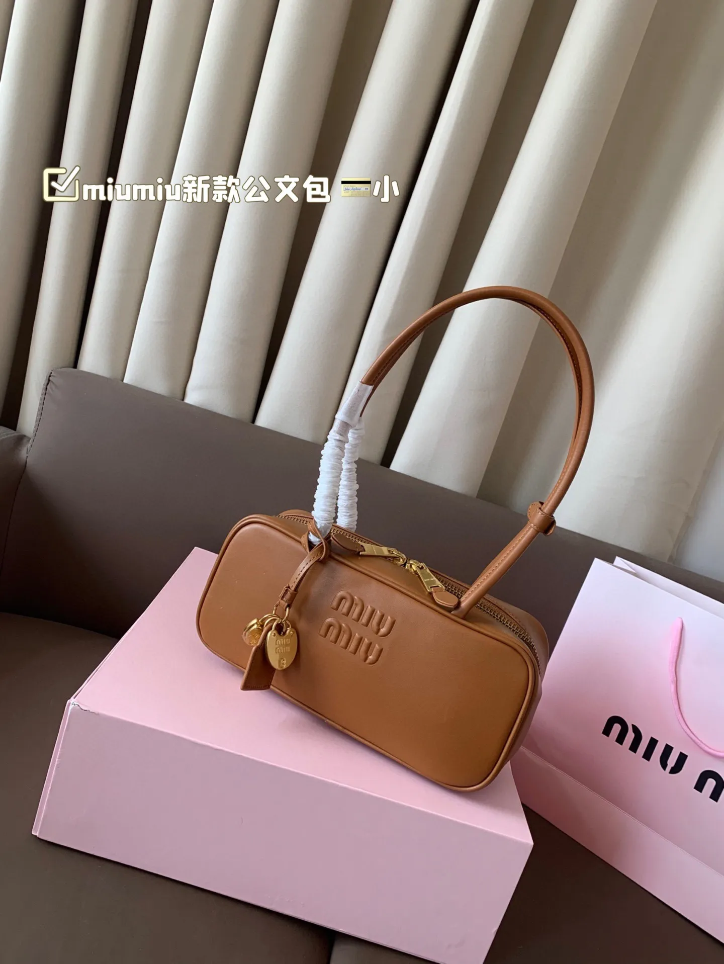 小P255 miumiu新款公文包 今年的风刮的太猛了 老多爆款了！ 这款的版型太受欢迎！ #miumiu 这一季不管是单肩包 #miumiu包 还是托特包都超级可爱！ 尺寸 大28*13
