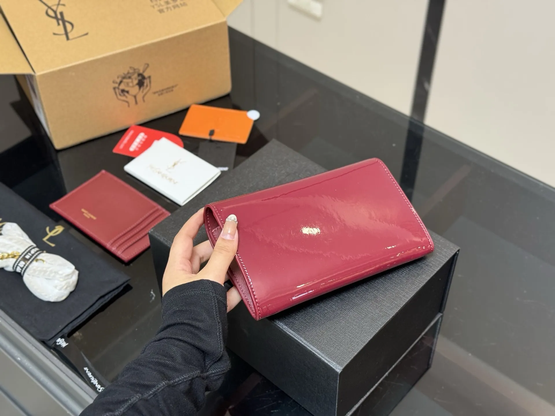 &yen;150 配折叠盒飞机盒 size：19*12cm 圣罗兰 woc二合一信封包 牛皮看起来质感特别好！耐磨耐用！ 🉑️斜挎🉑️