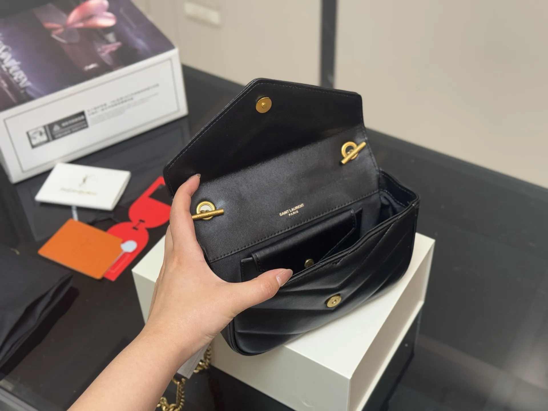 ¥170 配折叠盒飞机盒 size:20.13cm ysl LOULOU PUFFER 圣罗兰软乎乎 黑金louloupuffer云朵包 中号的尺寸刚刚👌 搜索🔍圣罗兰ysl