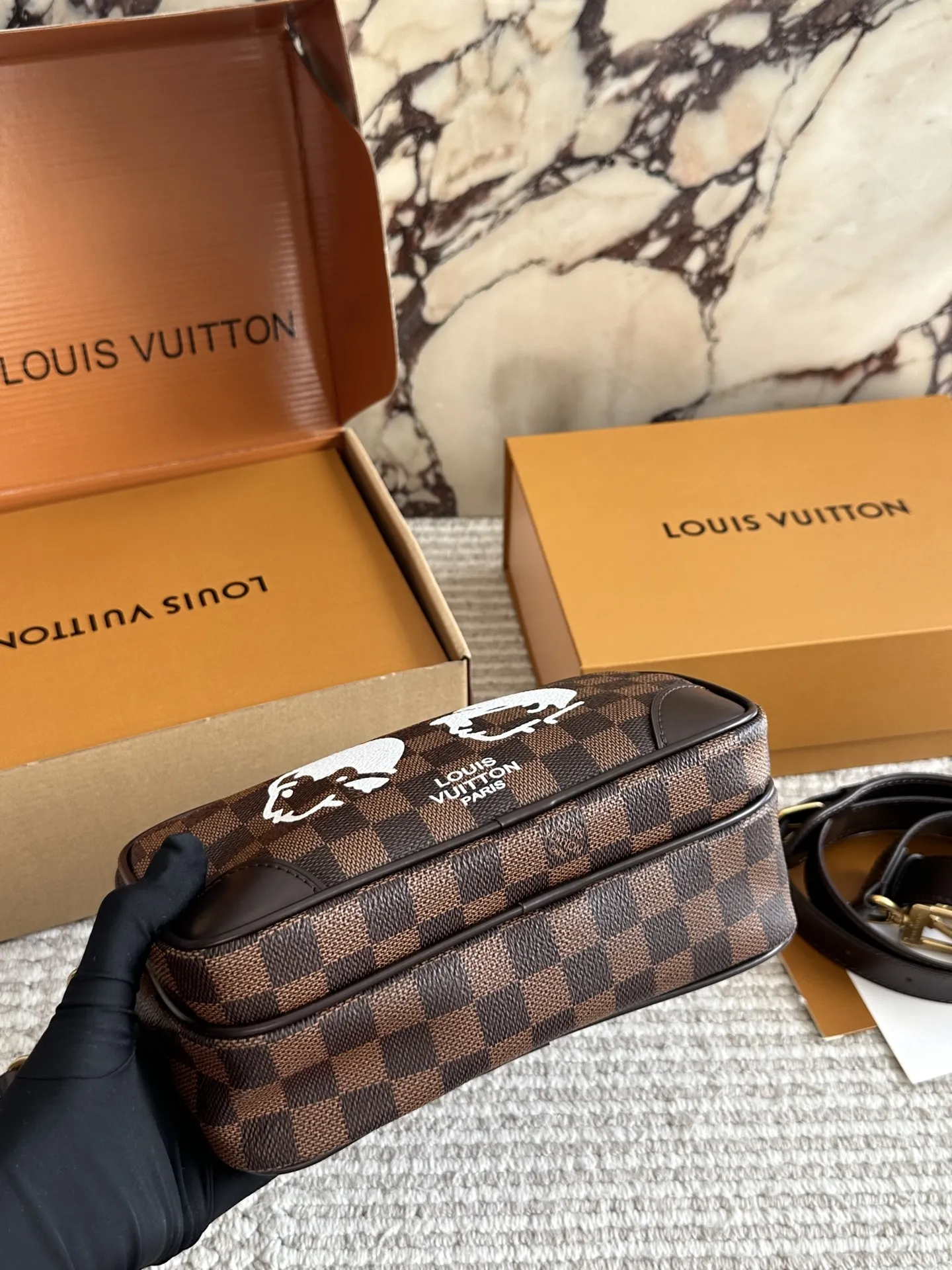 p220 LV| 2025年男士新款NilNiL是横版双层设计 同款也是有两种材质帆布和皮质款 双层设计容量也更多 可以手拎和斜挎也很方便~ 今年的男包一定会冲出重围卖爆的早买早定早收到!!! #|v #LV #老花#邮差包#包包种草25cm 双盒