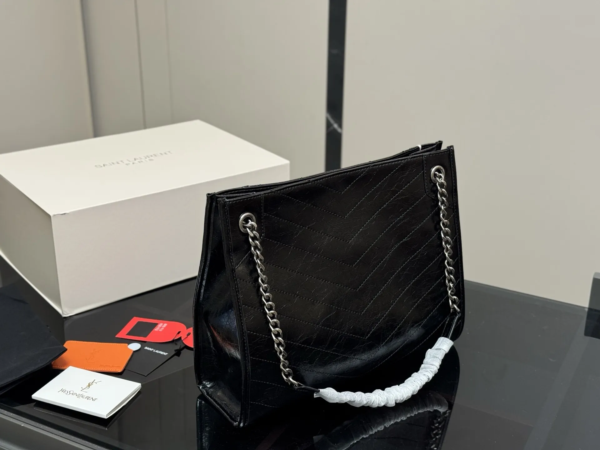 &yen;200 配全套包装 size：32*27 圣罗兰的托特包 抓皱油蜡牛皮 niki shopping bag 很不一样杨树林 niki和这款托特确实是别出心裁的设计有种莫名其妙的时髦