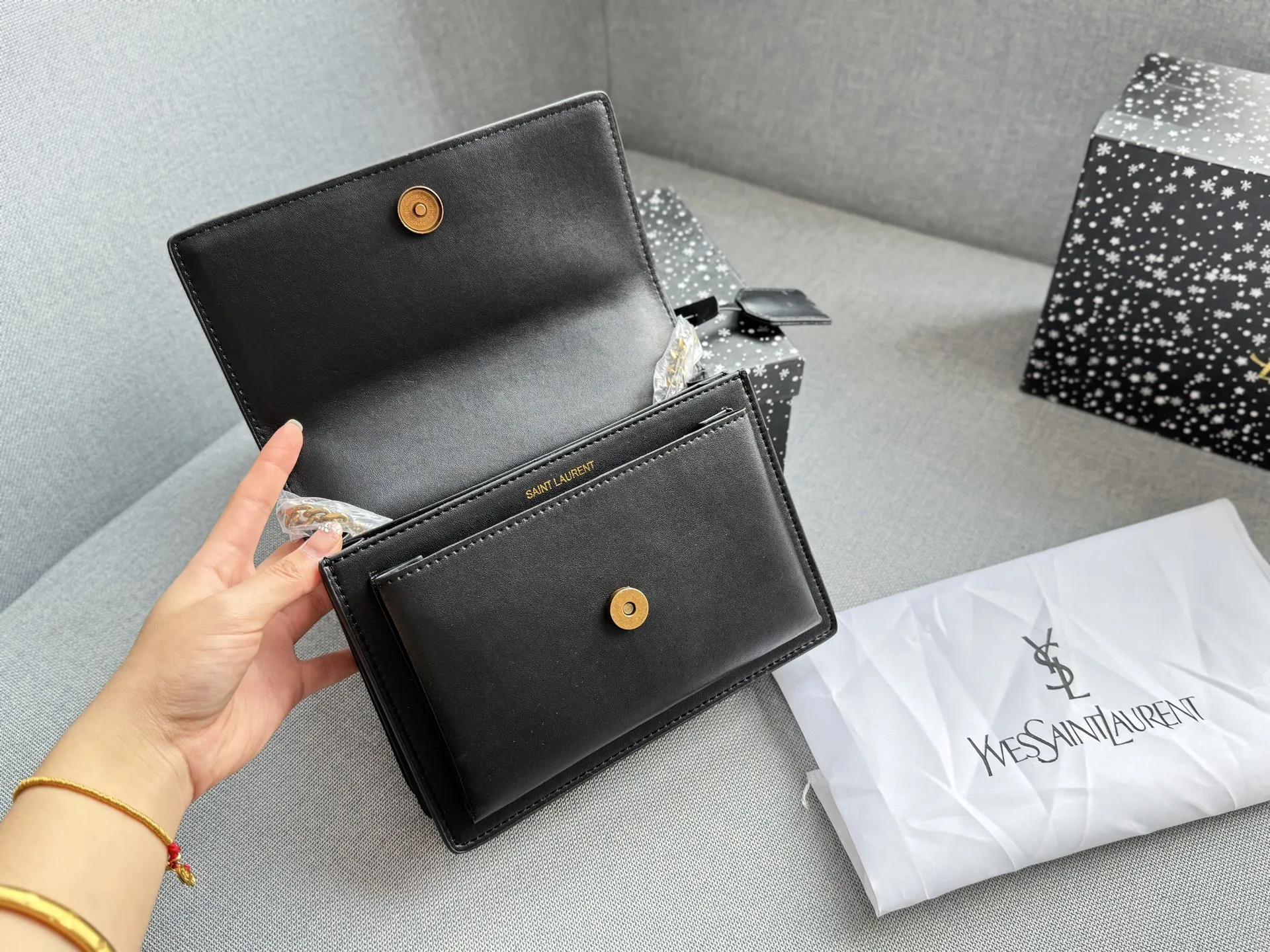 💰130 天地盖 size：22&times;15 圣罗兰 YSL SUNSET 徽章 日落包单肩斜挎手提包 链条包 低调奢华又复古计。包身硬挺，风琴式翻盖+徽章装饰，细节满分! 小巧实用，通勤休闲都 OK。内部多层隔层，收纳力强，链条肩带可单肩/斜挎，百搭灵活。