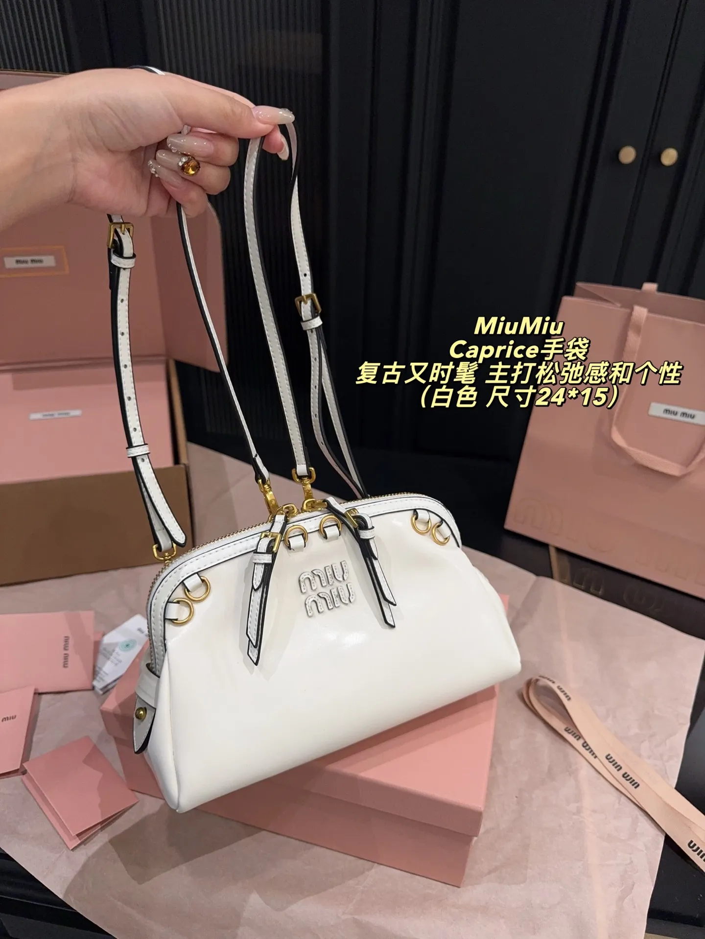 P260配盒⚠️尺寸24*15 MiuMiu 缪缪 Caprice手袋 采用做旧小牛皮,金属拉链+环扣设计,复古又时髦。贝壳包型,尺寸适中,日常通勤或休闲都很百搭。肩带可调节,支持手提、腋下、斜挎多种背法,灵活实用!Caprice 系列主打松弛感和个性,超适合喜欢时尚的姐妹们。