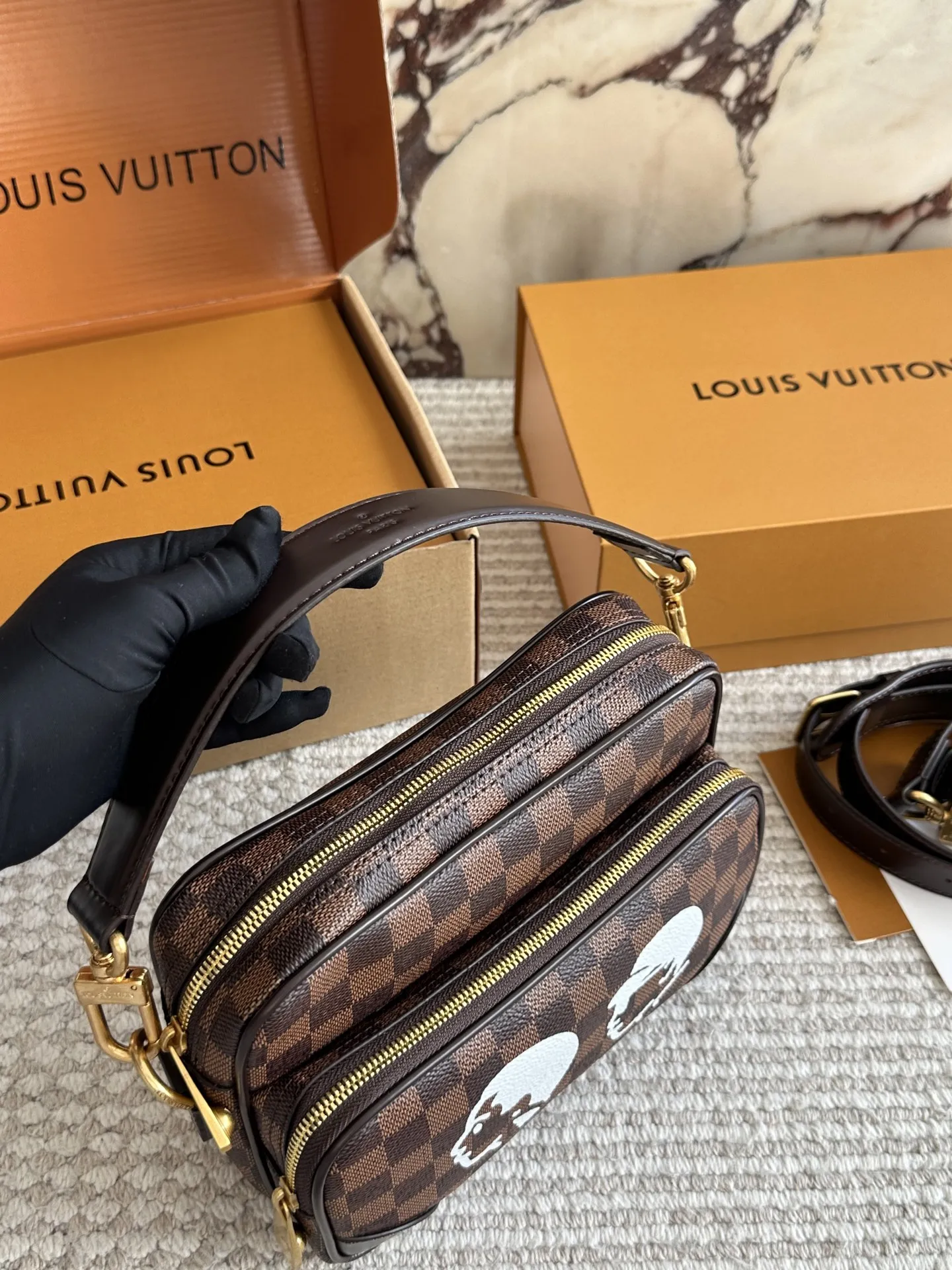 p220 LV| 2025年男士新款NilNiL是横版双层设计 同款也是有两种材质帆布和皮质款 双层设计容量也更多 可以手拎和斜挎也很方便~ 今年的男包一定会冲出重围卖爆的早买早定早收到!!! #|v #LV #老花#邮差包#包包种草25cm 双盒