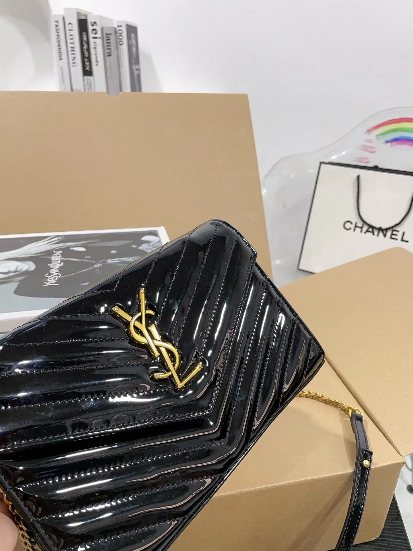 👑💰P150 配飞机盒折叠盒子 漆皮圣罗兰信封包 原版五金logo 首^_^所谓人人必备一款，这个款式必须自留 经典版型！ 真的是让人眼前一亮 喜欢的美妞抓紧啦 实物简直太美 尺寸23 16