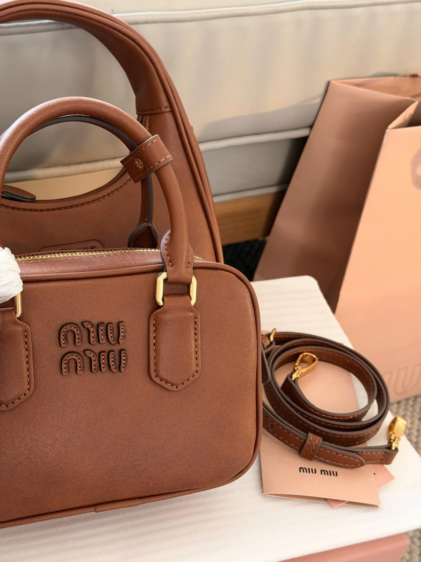 💰190 升级版配盒 size：20*14cm miumiu保龄球/公文包/吐司包 不要太高级，很高级~ 很难不爱啊啊！ 可手拎也可斜挎 绝对不是小废包哦!容量足足的~~ 出场就是miumiu小公主