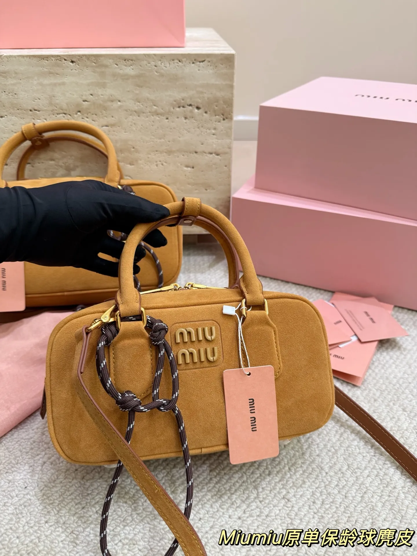 复刻版 麂皮 P200 P190 miumiu限定款保龄球包 简单又好看 miumiu而且超级实用, #miumiu新款包包 尺寸大号28 16cm 小号23 14cm