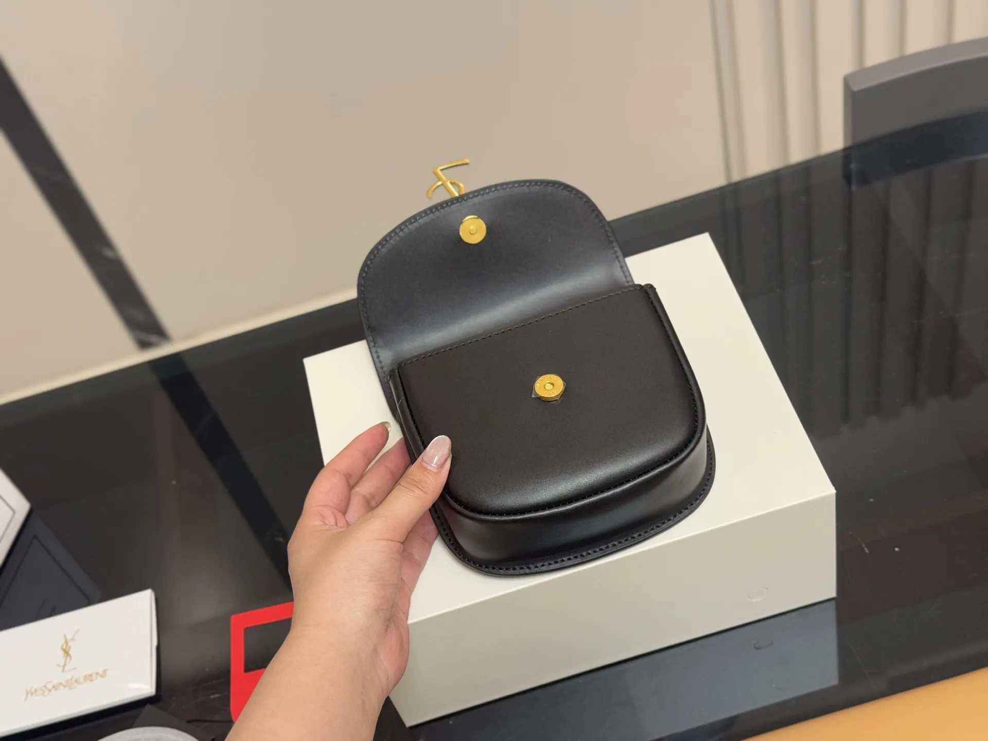 &yen;140 配折叠盒飞机盒 尺寸:17cm 圣罗兰 Kala马鞍 很好看啊啊啊 这款绝对是ysl的鼻祖！ 牛皮品质！ 太STALY！