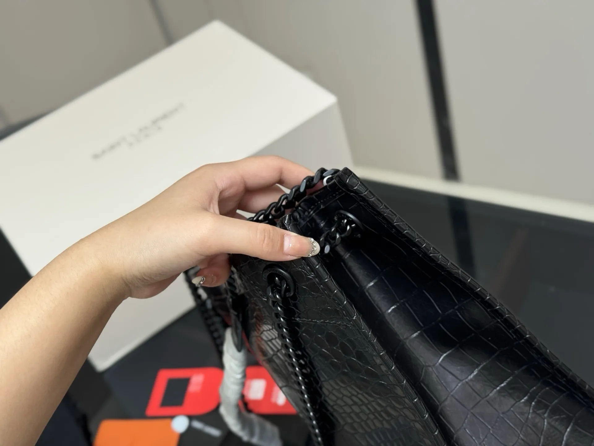 ¥200 配全套包装 size:32*27 圣罗兰的托特包 抓皱油蜡牛皮 niki shopping bag 很不一样杨树林 niki和这款托特确实是别出心裁的设计有种莫名其妙的时髦