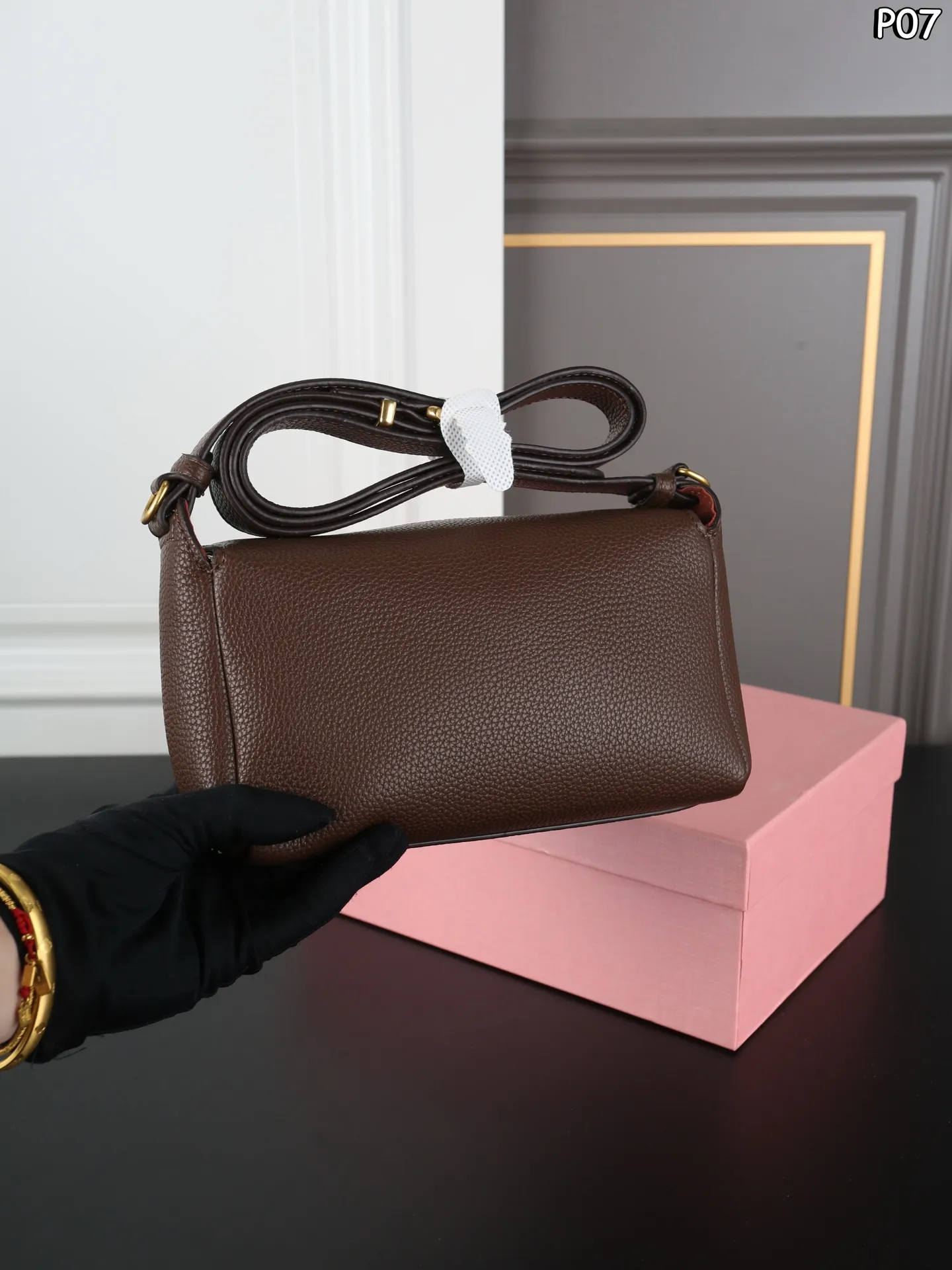 P145 天地盖 MIU MIU缪缪 相机包 斜挎单肩包 Miumiu相机包太可爱啦！荔枝纹小牛皮，手感好柔软太适合秋冬了[赞R] 方形设计简约低调又高级～ 日常手机 粉饼 钥匙.. 都能收纳～ 肩带可随意调节，时髦感十足～ 尺寸：20&times;11