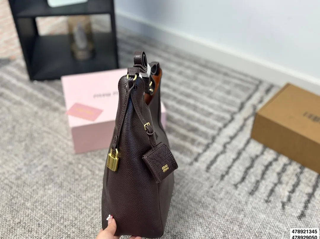 p255 p220 配盒 size：23.22/16.15 miumiu 快闪新品 牛皮细腻柔软 内里是很特别的绿色， 个人觉得单肩斜挎腋下更好看！