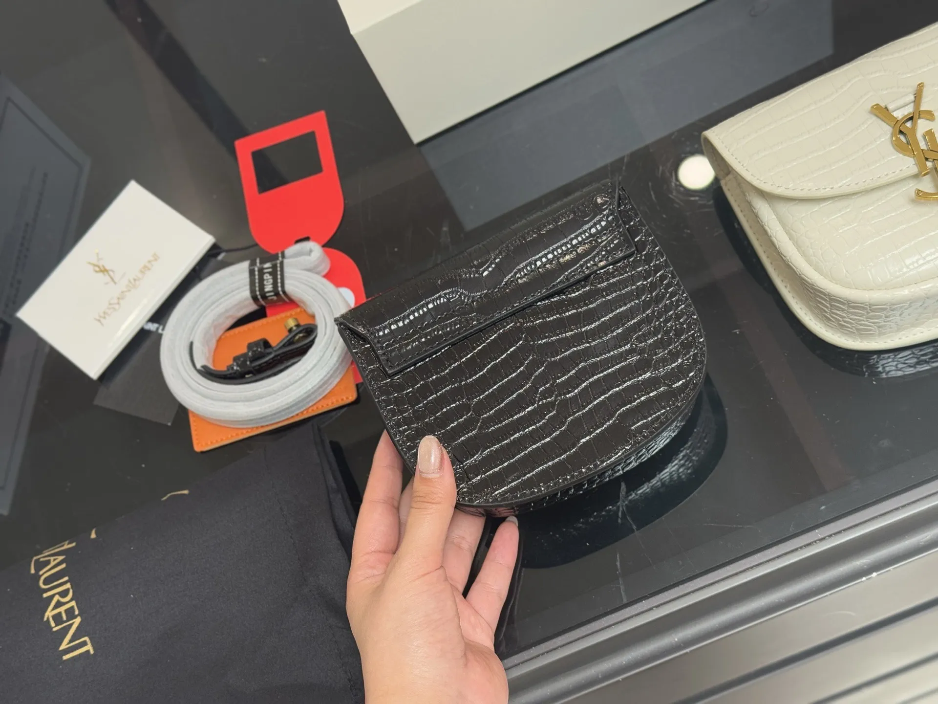 &yen;140 配折叠盒飞机盒 尺寸:17cm 圣罗兰 Kala马鞍 很好看啊啊啊 这款绝对是ysl的鼻祖！ 牛皮品质！ 太STALY！