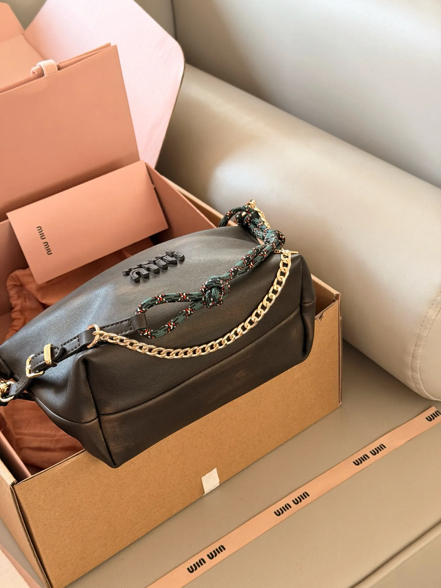 💰190 配盒 size:底宽18*15cm miumiu 咖啡棕小饭盒~ 自带冲浪绳!! 做旧的效果牛皮更高级哦! miumiu作旧彩绳饭盒包测评,真的太好看了吧