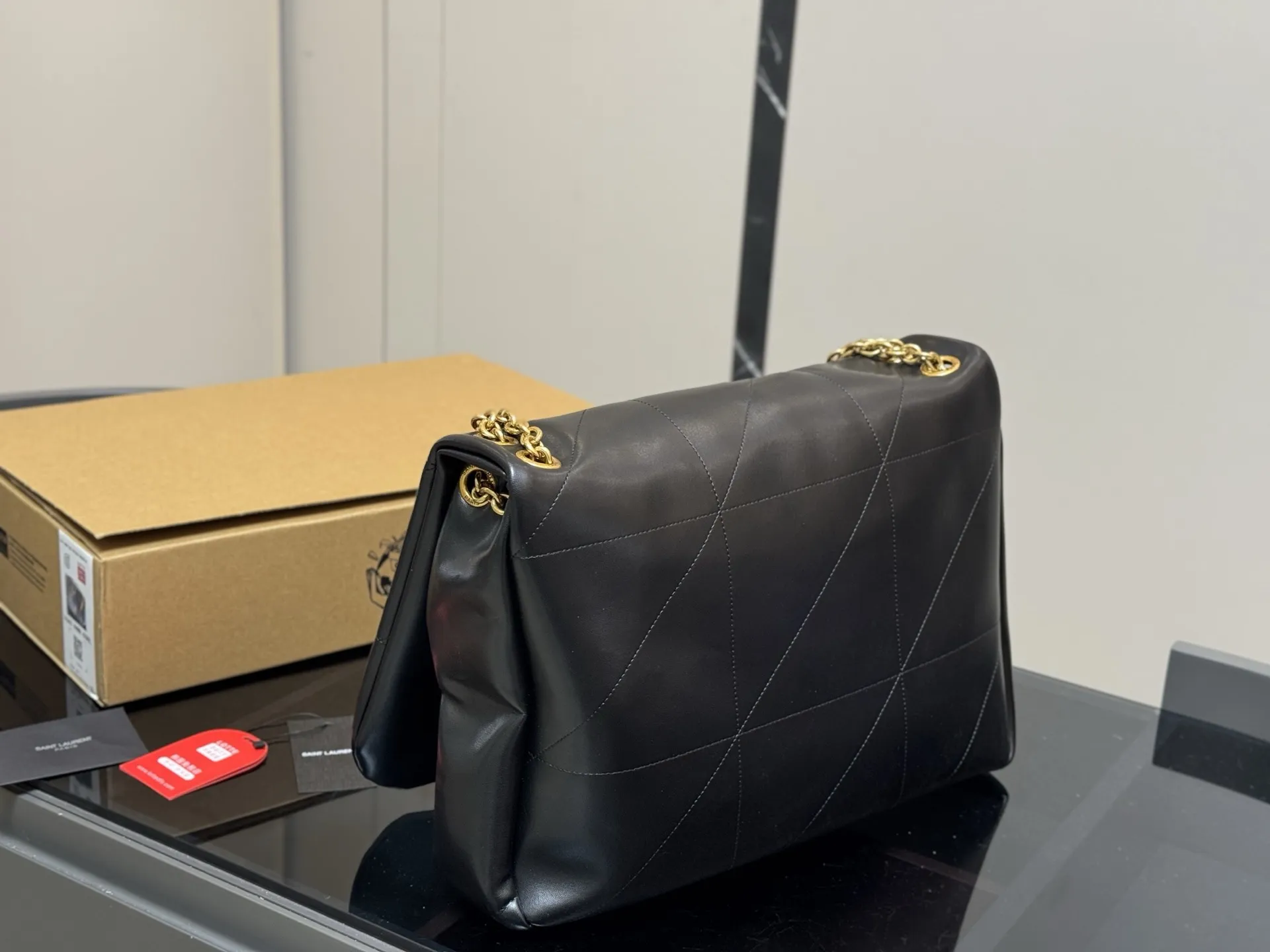 &yen;220 配盒 SAINT LAURENT|新款 链条包百Jamie」 圣罗兰新款大包JAMIE,你的时尚救星来了!」超细腻羊皮纹 手感舒适且耐用。 珠宝级工艺金属链条， 细节处的精致让你的品位更 上一层楼。 说慵懒松弛的设计，让你轻松驾驭各种场合，既有范又显气质。 由这款包包不仅日常实用，更是展现你的时尚态度! 40.30cm