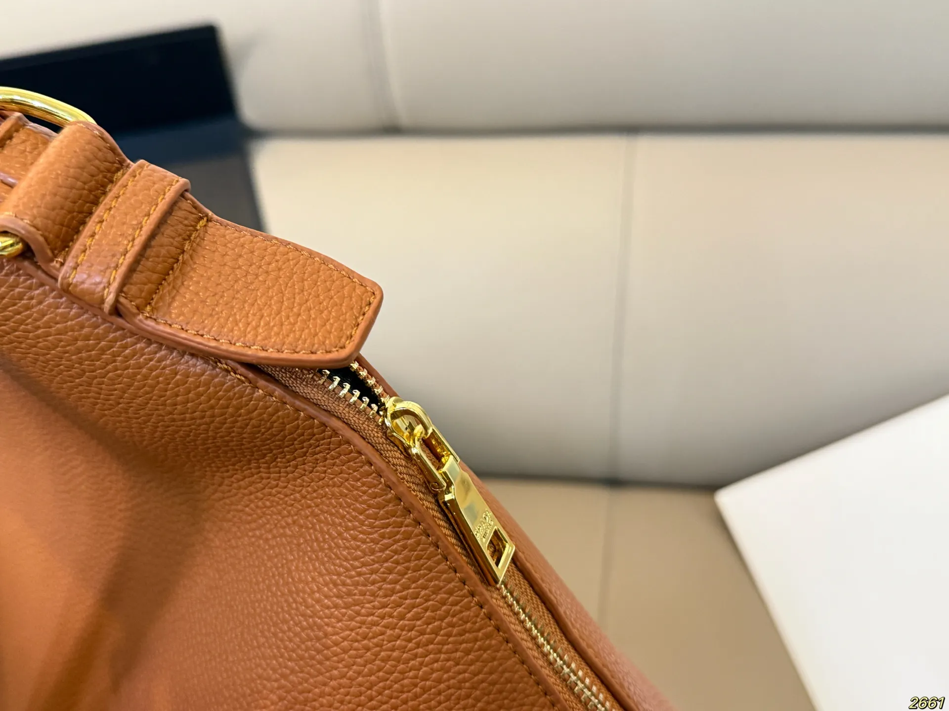 &yen;165 普拉达Prada 新款托特包腋下包 充满了不一样的帅气感 甜酷辣妹穿搭必备 尺寸： 34 31