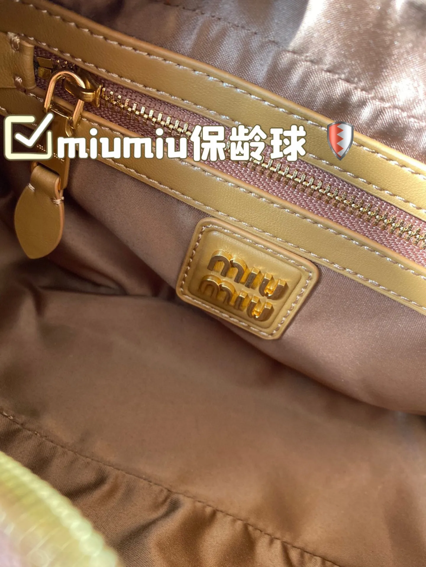 P200 配盒 size:23*12cm miumiu保龄球 新尺寸‼️ 很难不爱啊啊! 这个尺寸很难不动心哦! 可手拎也可斜挎 容量足足的~~ 出场就是miumiu小公主