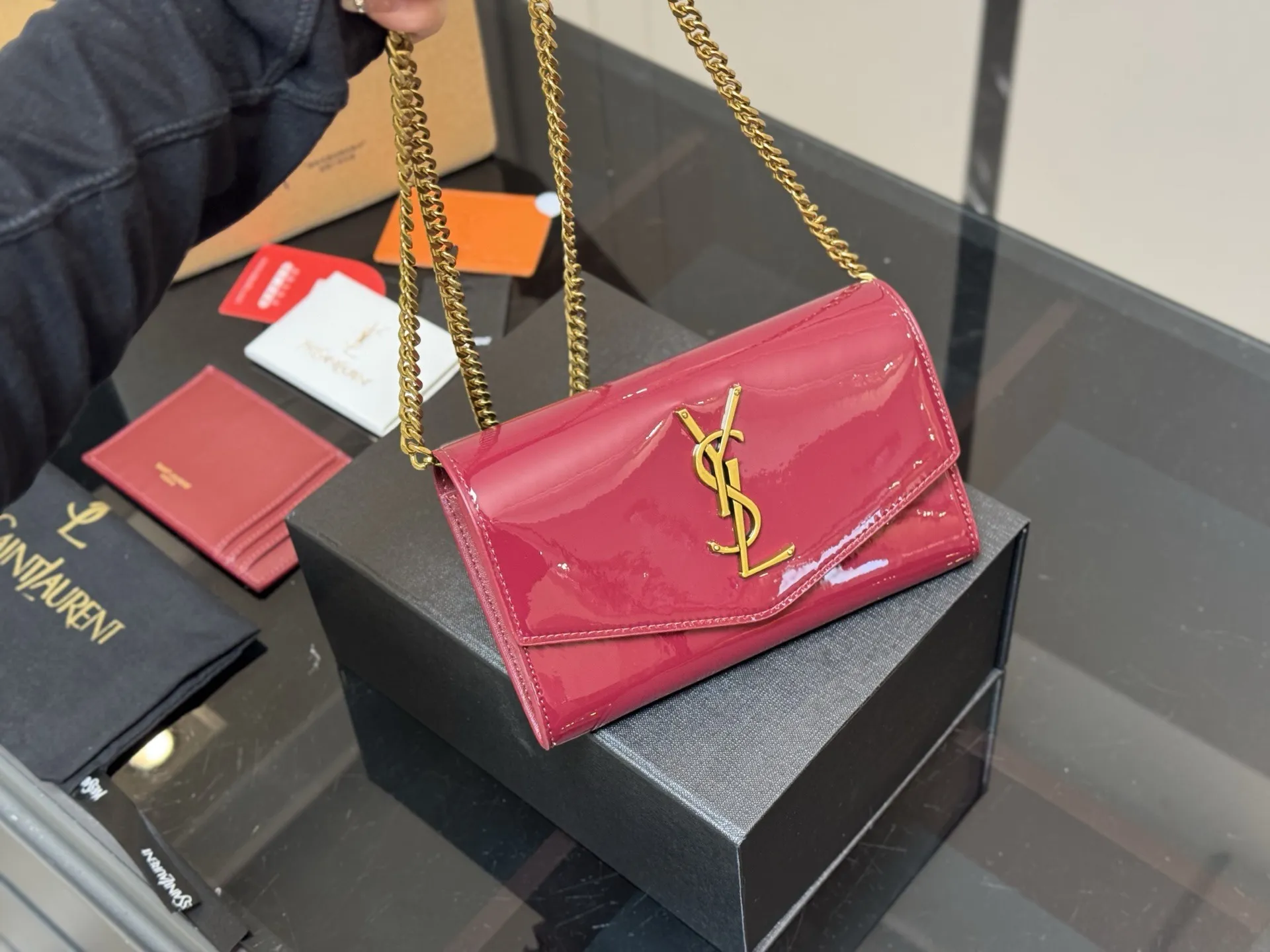 ¥150 配折叠盒飞机盒 size:19*12cm 圣罗兰 woc二合一信封包 牛皮看起来质感特别好!耐磨耐用! 🉑️斜挎🉑️