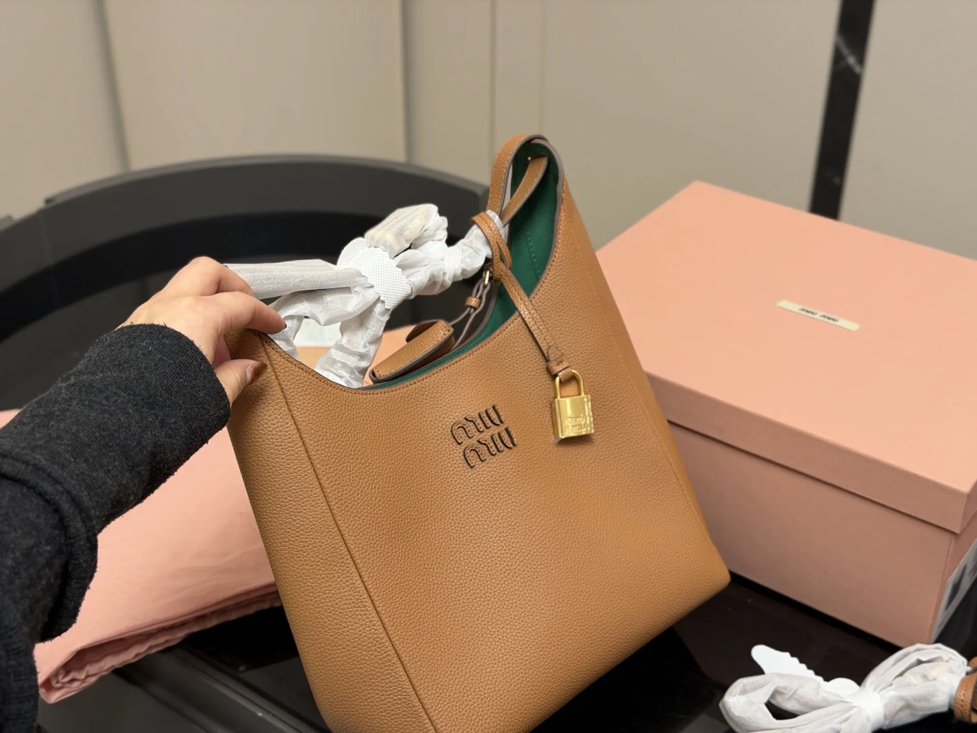 &yen;210 &yen;230 配盒 size：16.23cm 23.30cm miumiu新款斜挎机车包! 首发! 福音种草了哦 超级松弛感的一款包包肩带长度可以调节哦！
