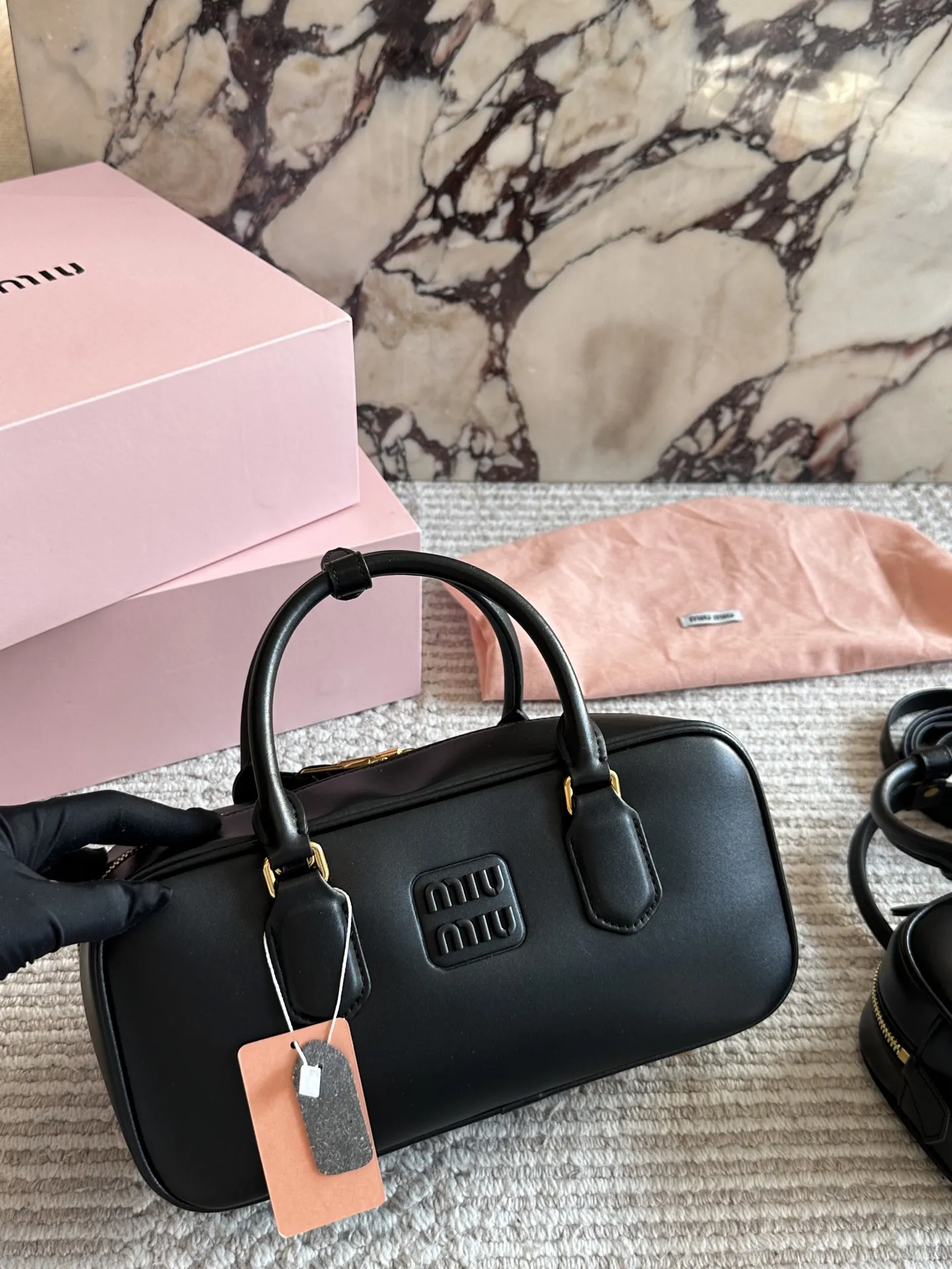 💰190、💰180 配盒 size:22*11cm 27*13cm miumiu保龄球/公文包/ 包包甜度刚好! 很难不爱啊啊! 可手拎也可斜挎 绝对不是小废包哦!容量足足的~~ 出场就是miumiu小公主!