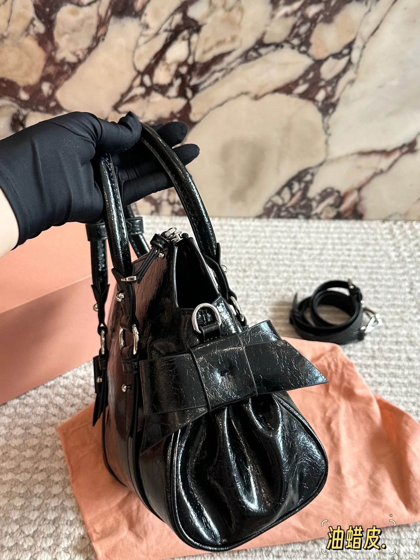 p280 MiuMiu蝴蝶结机车包​​ ✨MiuMiu蝴蝶结机车包，油蜡小牛皮材质，细腻光泽+复古褶皱感，摩卡棕配银色五金，甜酷复古风满分！两侧蝴蝶结超少女，手提斜挎都OK，日常通勤、休闲出街都能轻松驾驭👜。容量适中，手机、化妆品都能装，实用又时髦，是MiuMiu经典复刻款，复古与现代感兼具，超适合喜欢个性风格的姐妹们！💖25cm配盒子