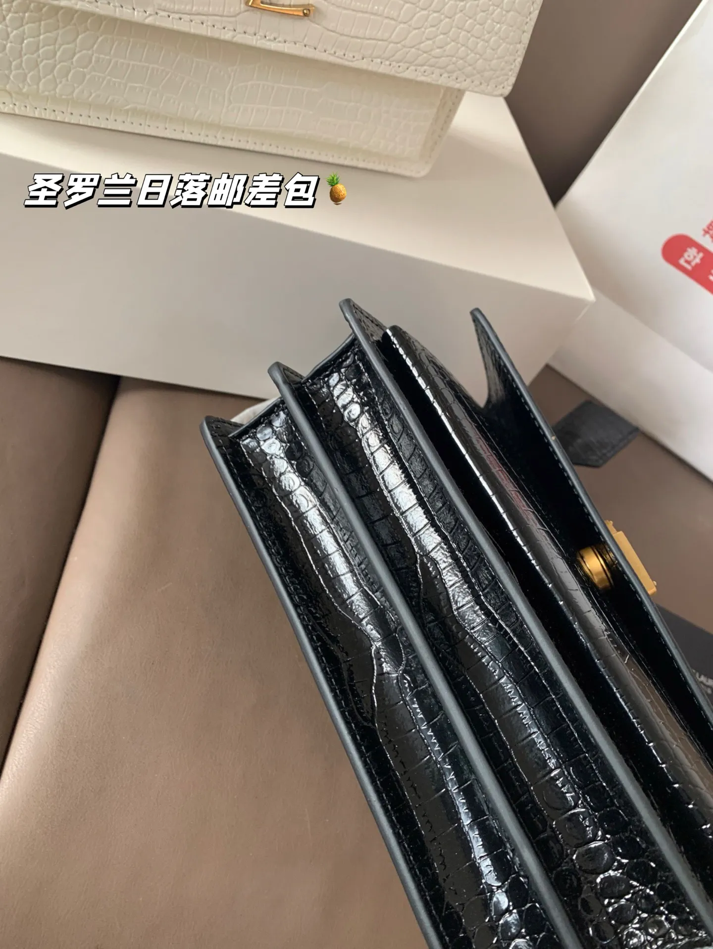 P200 鳄鱼纹 配飞机盒折叠盒子 圣罗兰独家📷实拍】ysl专柜同款 日落邮差包 新鲜出炉啦‼️简直是美到人心啦 高端货 原版五金logo 首选进口皮料 质感超赞😍😍所谓人人必备一款圣罗兰 这个款式必须自留 经典版型! 真的是让人眼前一亮 喜欢的美妞抓紧啦 实物简直太美💕尺寸22*16