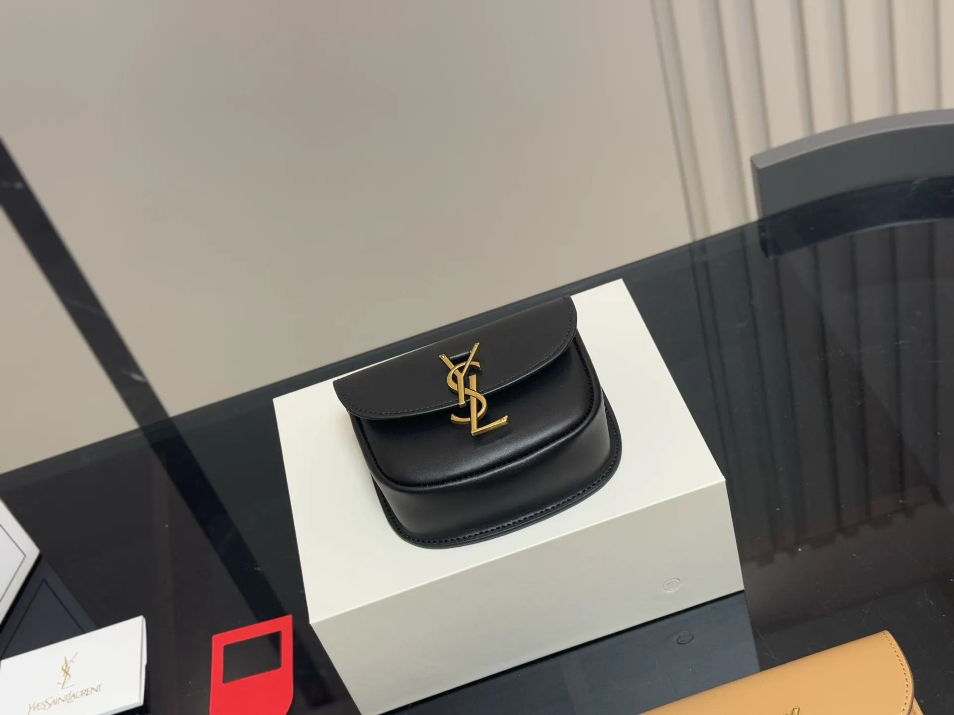 &yen;140 配折叠盒飞机盒 尺寸:17cm 圣罗兰 Kala马鞍 很好看啊啊啊 这款绝对是ysl的鼻祖！ 牛皮品质！ 太STALY！