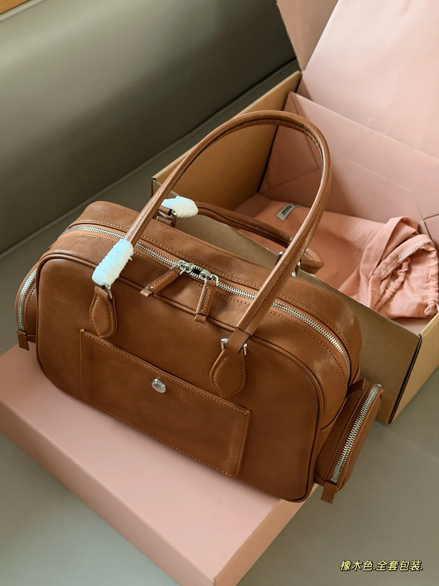 💰310 配全套包装 牛皮 size:38*16cm miumiu 新的小机车包 一眼爱上 皮质是耐用的微雾面肌理, 更复古哦! 请把这只miumiu机车包焊在我肩上