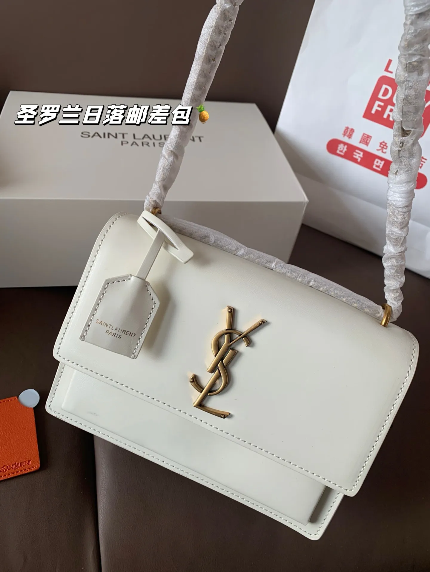 P190 配飞机盒折叠盒子 圣罗兰独家📷实拍】ysl专柜同款 日落邮差包 新鲜出炉啦‼️简直是美到人心啦 高端货 原版五金logo 首选进口皮料 质感超赞😍😍所谓人人必备一款圣罗兰 这个款式必须自留 经典版型! 真的是让人眼前一亮 喜欢的美妞抓紧啦 实物简直太美💕尺寸22*16