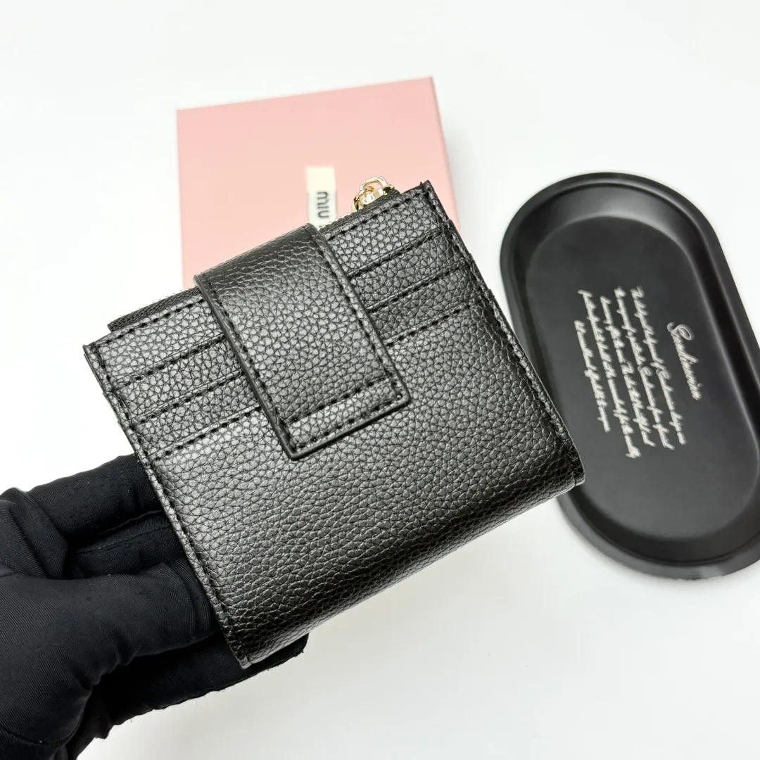 p85🎀miumiu V13🎀颜色 黑 棕🎀尺寸 11.5*10*3 🎀miumiu专柜最新款！专柜爆款热力来袭，釆用顶级进口牛皮，做工精细