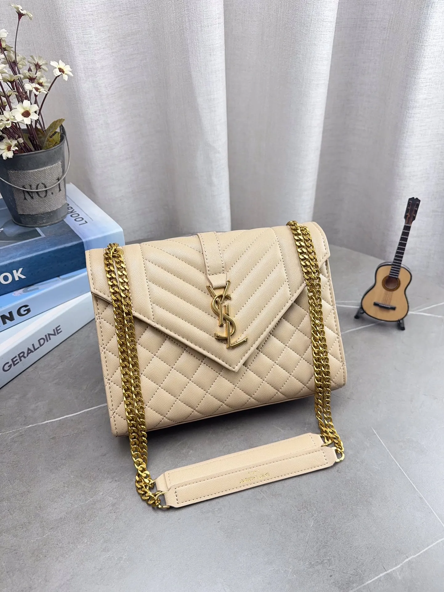 折叠礼盒包装 高品质YSL圣罗兰链条信封包 简约才是百搭公式。 复古又时髦,妥妥的街拍神器。 出街通勤都可。 容量很大,可肩背、斜挎。 搭配很显高级感。 是帅气女孩不可缺少的一款经典存在。 尺寸24*17cm p150