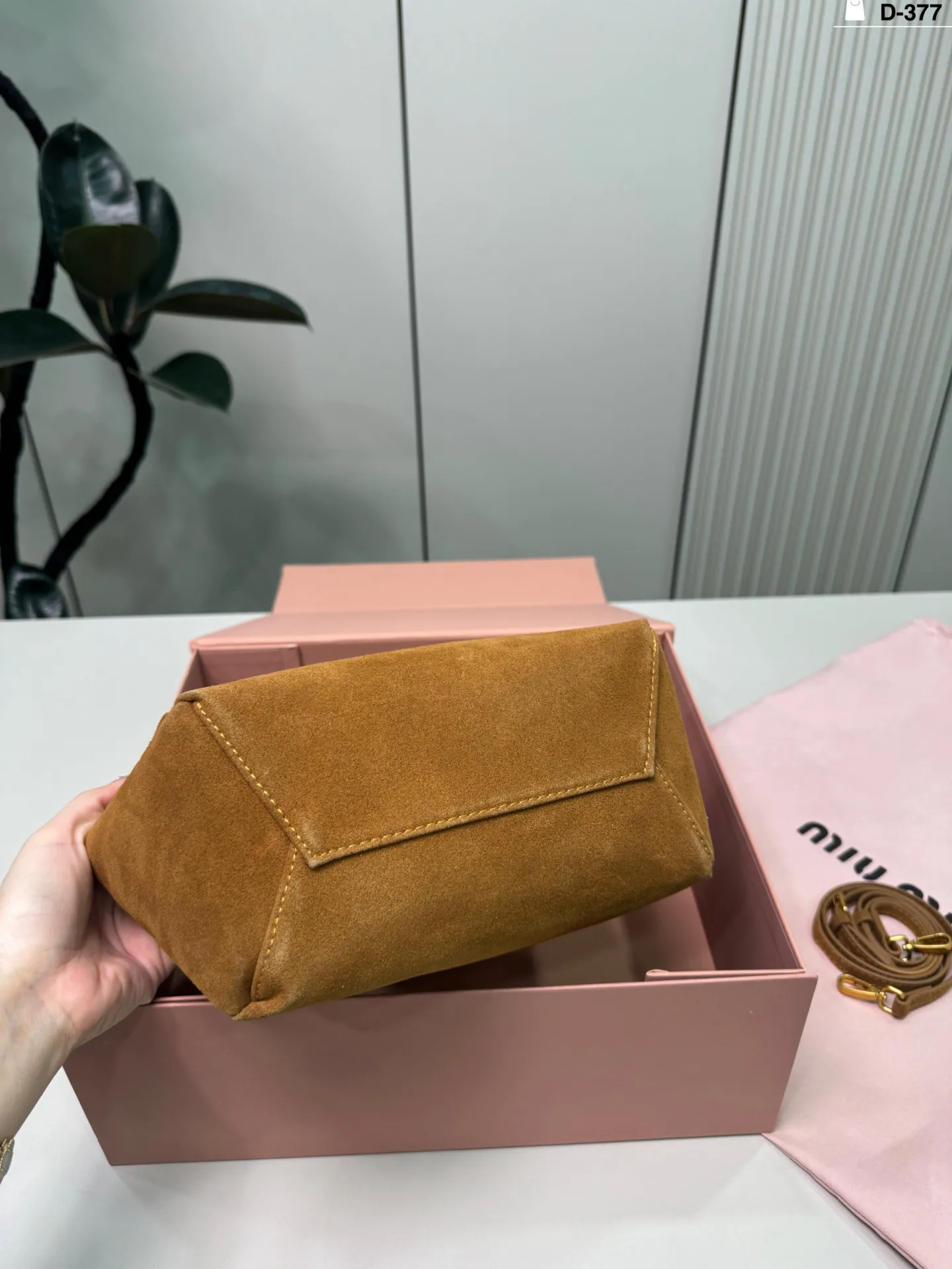 💰p165 D-377尺寸22×18折叠盒 Miu Miu Ivy手袋, 简约复古风满满! 通勤休闲都能搭。 秋冬穿搭必备,轻松提升造型感。尺寸适中,实用又时髦,是Miu Miu热门单品,时髦精们都在入手!