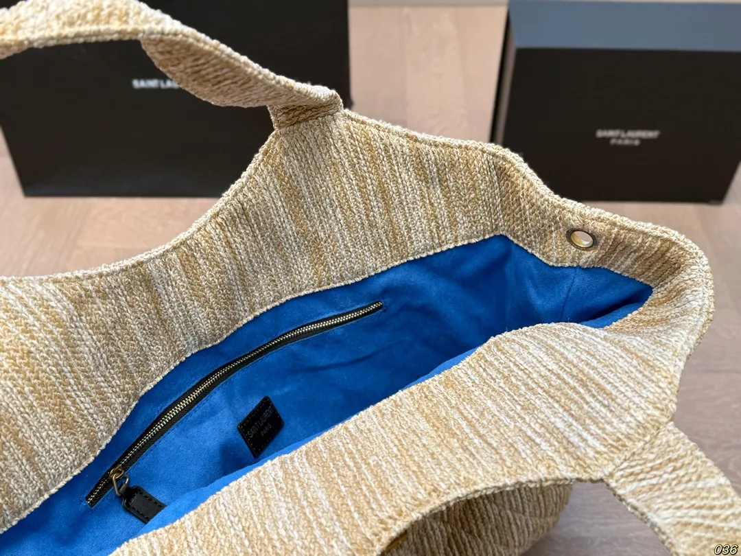 ¥180 YSL圣罗兰草编子母托特包💕 超大空间 配零钱包✔️ 大logo搭配草编工艺~ 别有一番风味 ,巨轻盈 慵懒随性,自在随心❗️❗️ 尺寸38 38