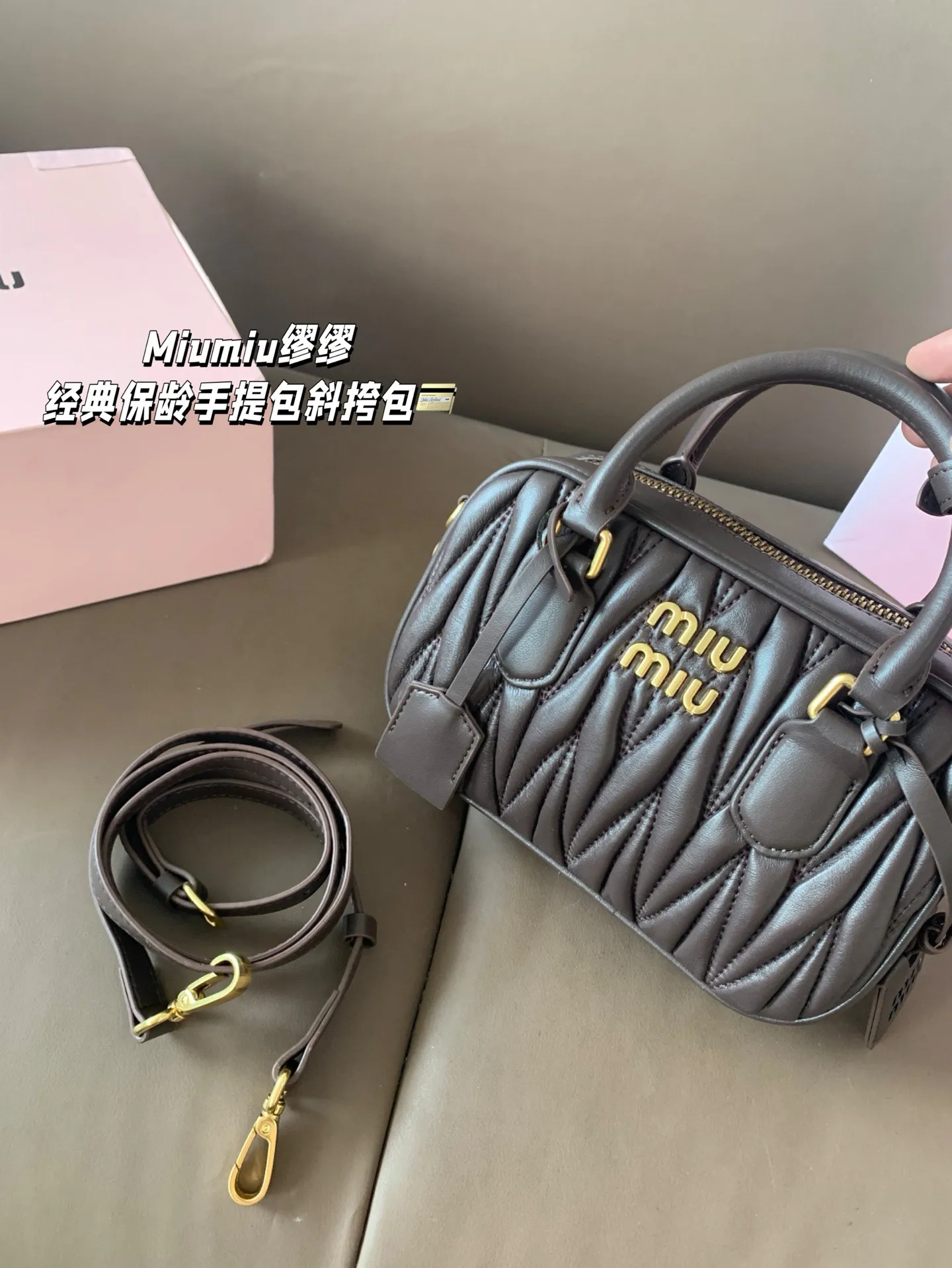 P240 Miumiu缪缪 经典保龄球褶皱手提包斜挎包 尺寸21*14 礼盒包装🎁