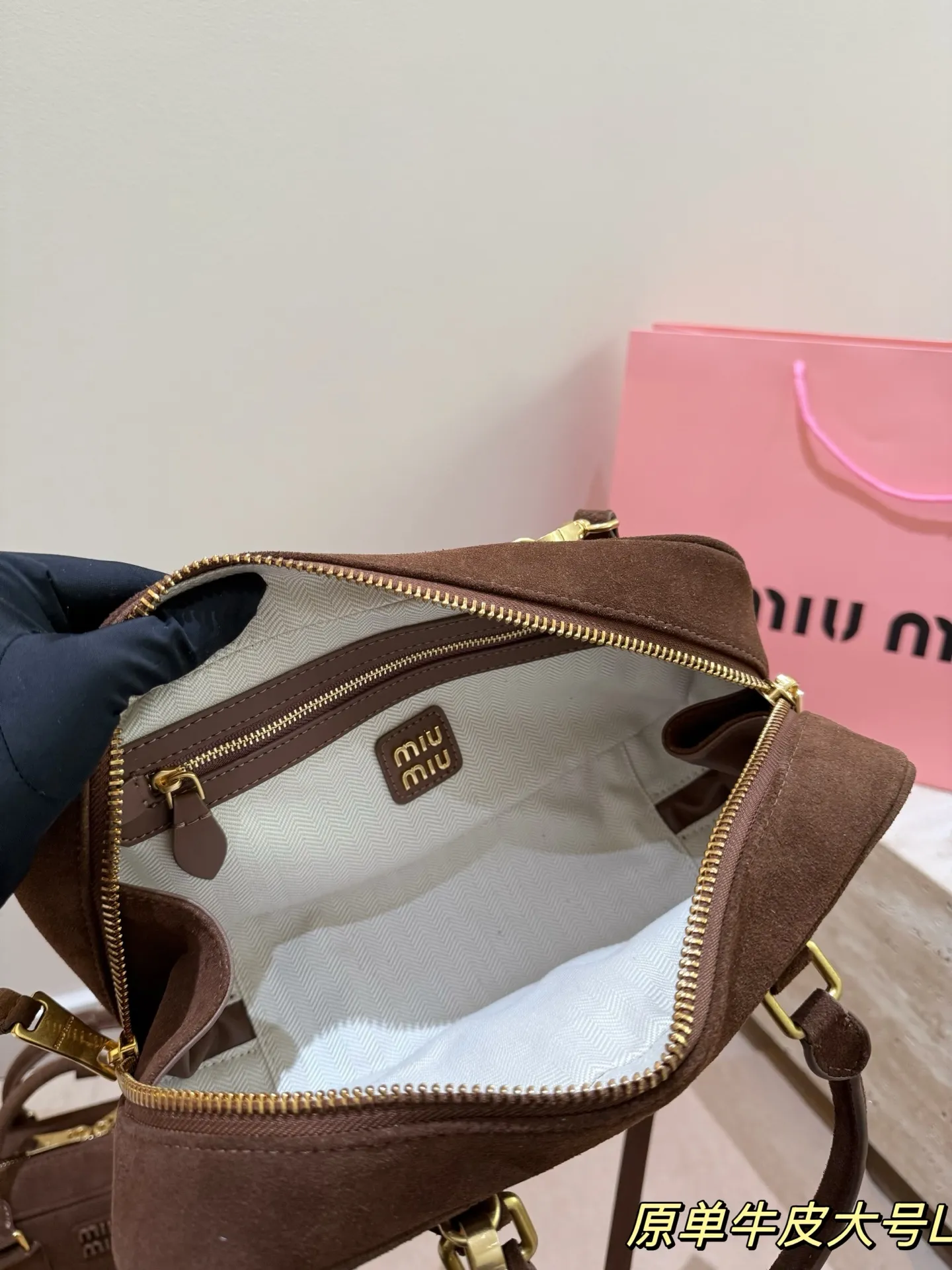 头层牛皮 P275 Miu新品 高级麂皮保龄球包 时尚绝美 大方且与众不同 日常 出街必入款 凸显功能性 实用主义 柔软舒服的触感 彰显 MiuMiu 女性愈加自信,务实,前卫和酷炫的态度 尺寸:28.16cm配礼盒🎁