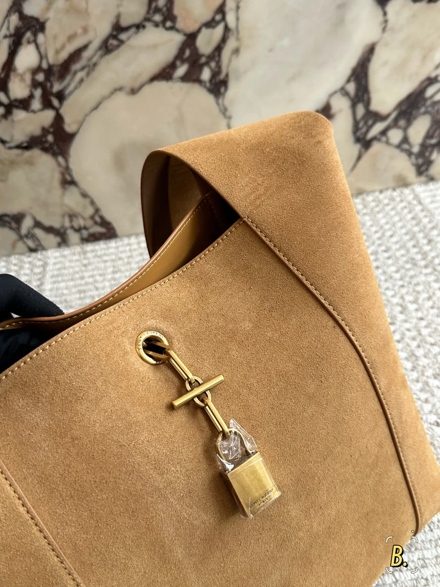 小号💰220 牛皮 size： 28 30cm YSL圣罗兰| 新款 不要太好看辣!!!! 可以单肩背~手提 皮质细腻又舒服！