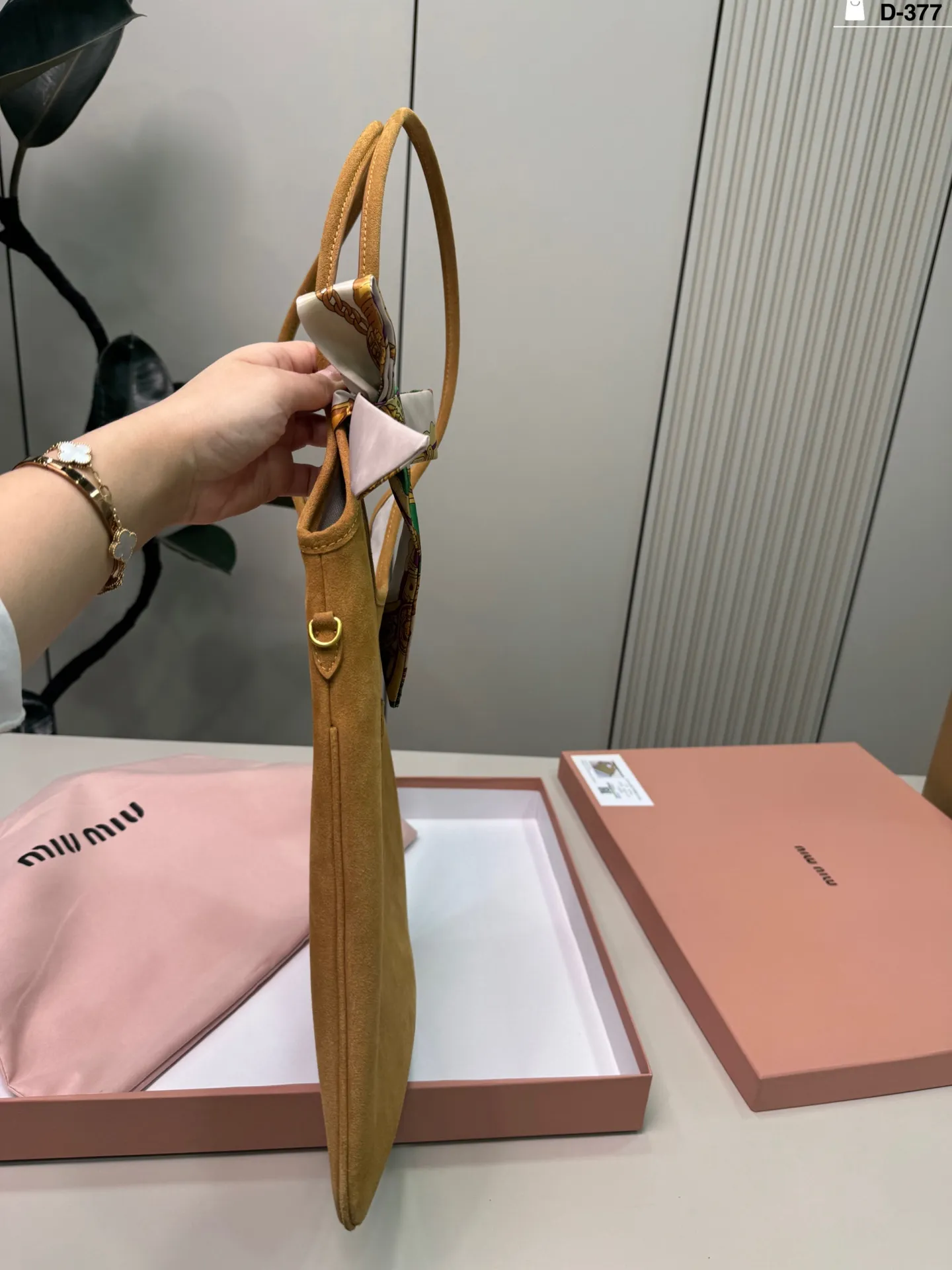 💰p155 D-377尺寸35×33配盒 miumiu缪缪ivy托特包 有种谁背都是萌萌的既视感hahaha~ 帆布牛皮皮质哦!
