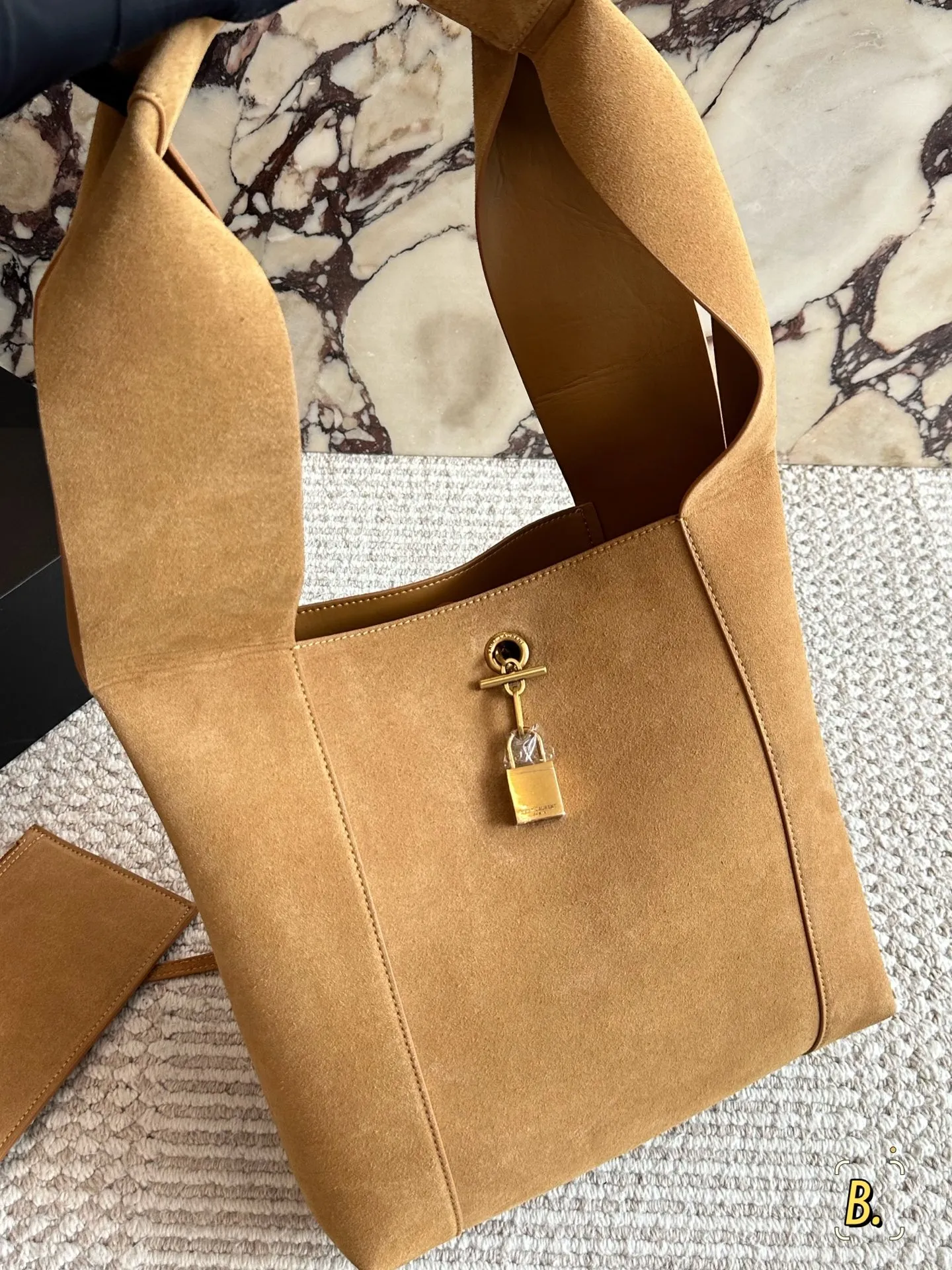 小号💰220 牛皮 size： 28 30cm YSL圣罗兰| 新款 不要太好看辣!!!! 可以单肩背~手提 皮质细腻又舒服！