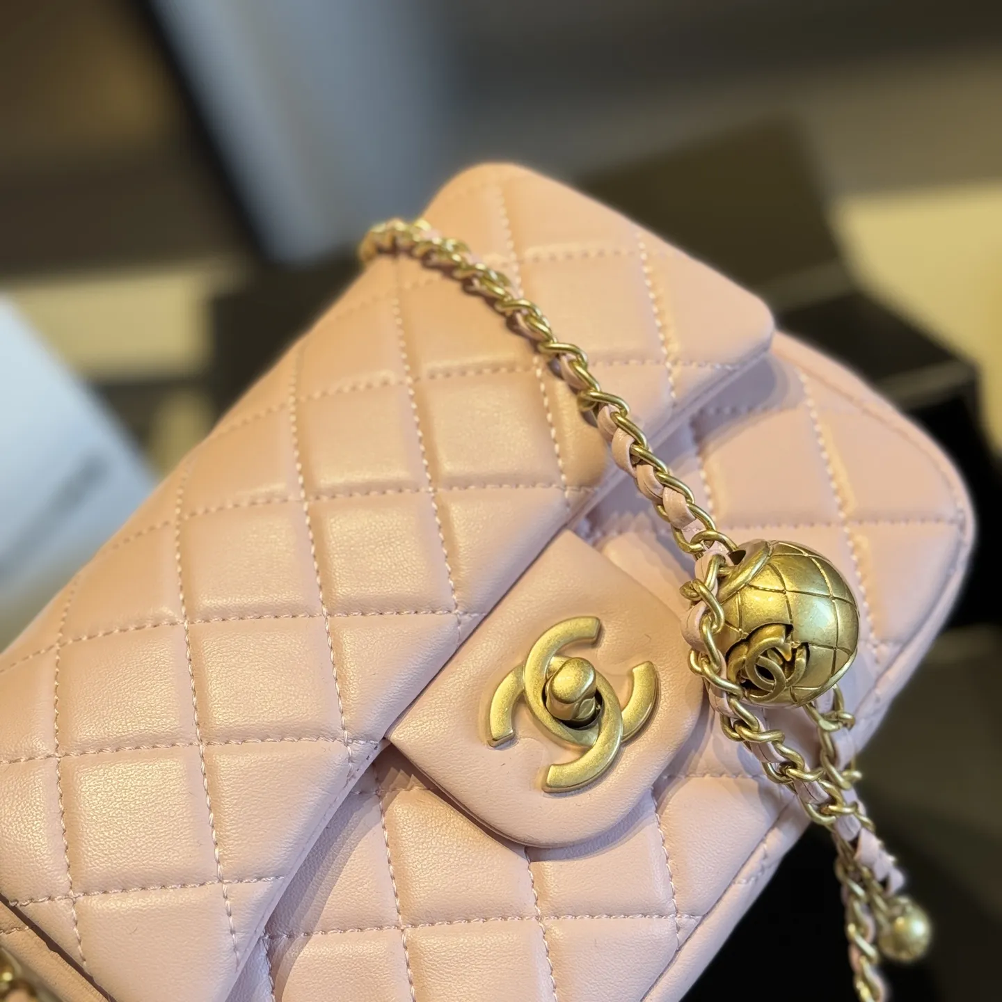 🅿️165✅新品推荐🔜 升级版～顶级货🔥全套包装‼️ 金球🔥CHANEL香奈儿经典金球系列方胖子菱格链条包👍金球可调节～小香顶级小羊皮面料哦！采用原版复刻五金配件！经典logo！原版做工！皮质手感超级棒哦！堪比专柜品质～人手必备单品哦！✈️原版飞机盒🎁原版折叠礼盒包装（size：17*13）