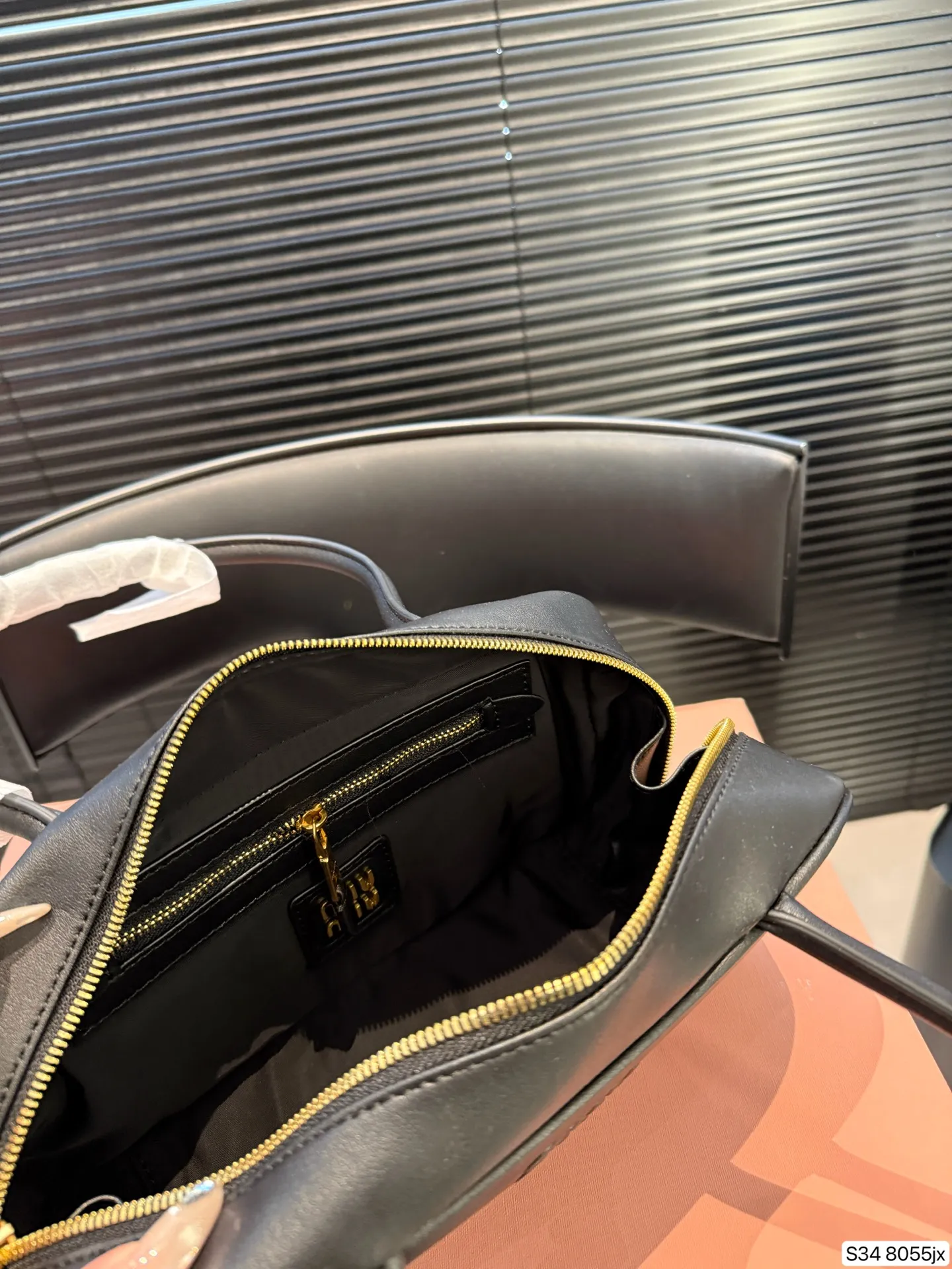 P220配折叠盒子 MIUMIU 保龄球手提包 轻轻松松高级感 包包手感巨好容量也很不赖 简单却又不失华丽 不要觉得会炸眼太高调了什么的 根本不会！ 在你的精简穿搭上简直就是点睛之笔 尺寸：27 12货号8055