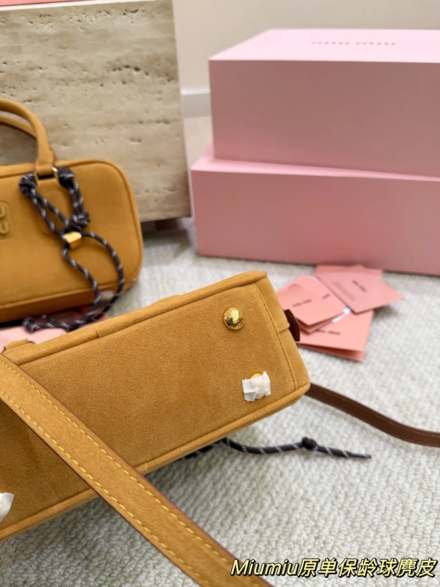 复刻版 麂皮 P200 P190 miumiu限定款保龄球包 简单又好看 miumiu而且超级实用， #miumiu新款包包 尺寸大号28 16cm 小号23 14cm