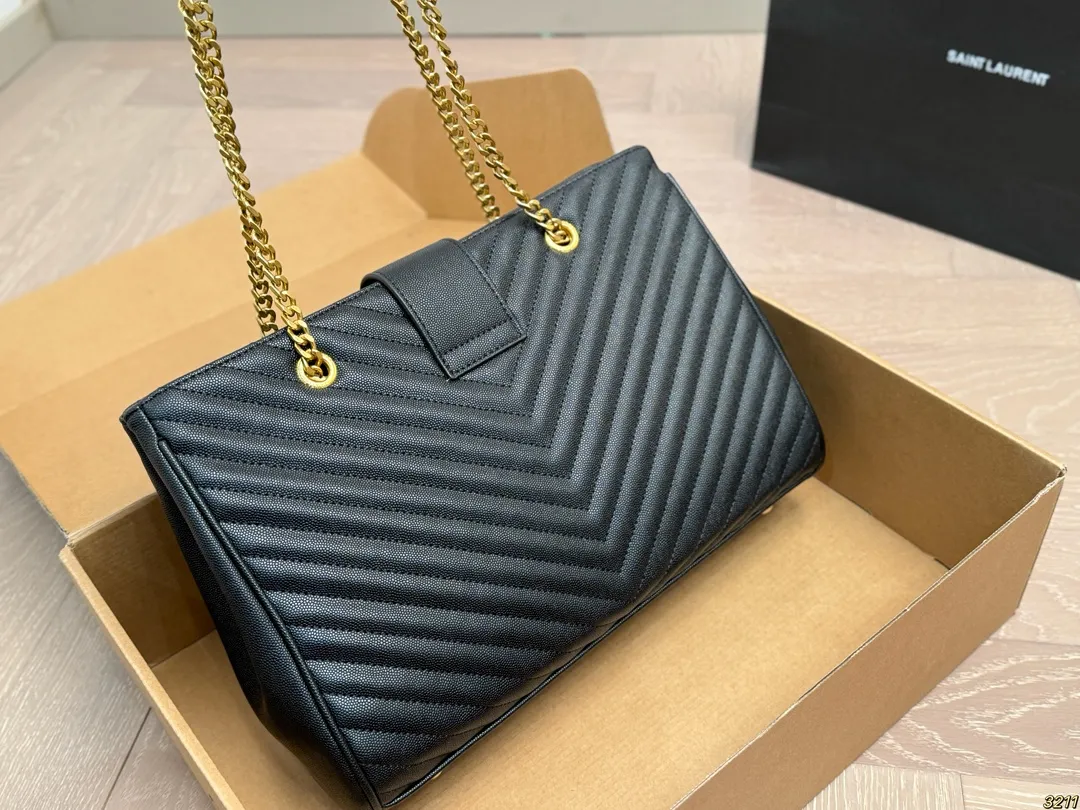 ¥145飞机盒 圣罗兰YSL 托特包链条包 精致美丽 高级优雅 很好驾驭,不挑衣服,不挑季节 一年四季都可,可盐可甜 高个子小姐姐背,气质御姐范 小个子的小姐姐背,甜甜女孩一枚 尺寸34 24